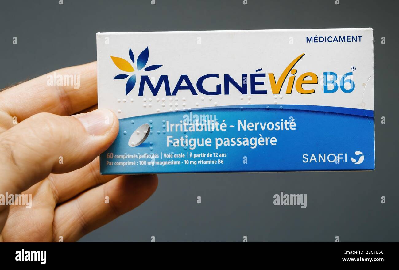 Paris, Frankreich - Jun 21, 2020: POV männliche Hand halten Paket mit neuen Magnesvie B6 Vitamine von Sanofi Laboratorien hergestellt - nützlich für Nervosität und Reizbarkeit Stockfoto