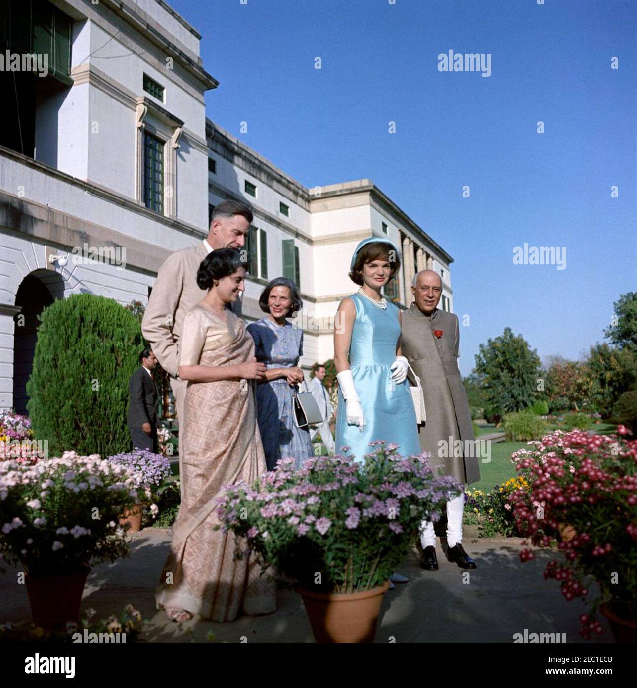 First Lady Jacqueline Kennedyu2019s (JBK) Reise nach Indien und Pakistan: Neu Delhi, Delhi, Indien, Besuch mit Premierminister von Indien Jawaharlal Nehru und US-Botschafter in Indien John Kenneth Galbraith in Prime Ministeru2019s Residenz, Teen Murti Bhavan. First Lady Jacqueline Kennedy besucht die Residenz des indischen Premierministers Jawaharlal Nehruu2019s, Teen Murti Bhavan. L-R: Indira Gandhi, Tochter des Premierministers; Botschafter der Vereinigten Staaten in Indien, John Kenneth Galbraith (hinten); Kitty Galbraith; Frau Kennedy; Premierminister Nehru. Neu Delhi, Indien. Stockfoto