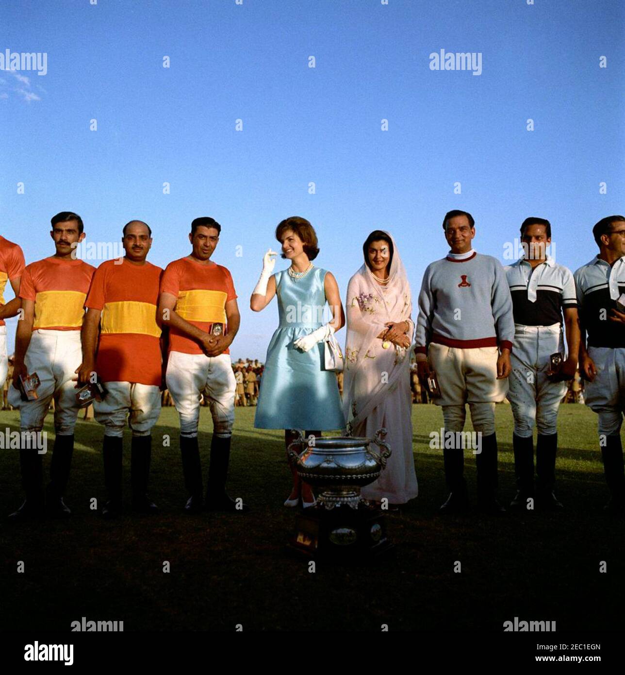 First Lady Jacqueline Kennedyu2019s (JBK) Reise nach Indien und Pakistan: Jaipur, Rajasthan, Indien, Polospiel. First Lady Jacqueline Kennedy (Mitte) posiert mit dem Maharaja und Maharani von Jaipur nach einem Polo-Spiel für den Sirmoor Cup in Jaipur, Rajasthan, Indien. L-R: (Spielen für Kavallerie Polo-Team) H.S. u201cBillyu201d Sodhi, Kishen Singh, und Govind Singh; Frau Kennedy; der Maharani von Jaipur und Mitglied des indischen Parlaments, Gayatri Devi; (spielen für Rajasthan Polo-Team) der Maharaja von Jaipur Sawai man Singh II und sein Sohn Maharajkumar Bhawani Singh; nicht identifiziert. Stockfoto