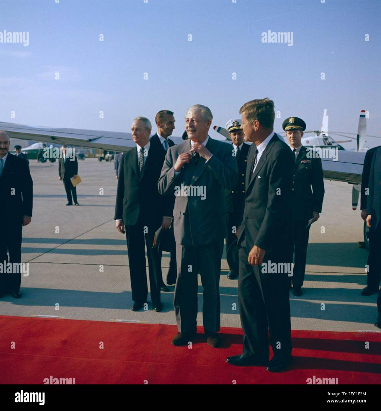 Ankunftszeremonie für Harold Macmillan, Premierminister von Großbritannien, 4:50pm Uhr. Präsident John F. Kennedy besucht den britischen Premierminister Harold Macmillan während der Ankunftszeremonie zu Ehren von Premierminister Macmillan. Von links nach rechts (im Vordergrund): Stellvertretender Staatssekretär für europäische Angelegenheiten, William R. Tyler (teilweise versteckt am Rand des Rahmens); US-Botschafter in Großbritannien, David K. E. Bruce; Minister in der britischen Botschaft, Lord Hood (Viscount Samuel Hood); Premierminister Macmillan; Naval Aide an den Präsidenten, Kapitän Tazewell T. Shepard, Jr.; Präsident Kenned Stockfoto