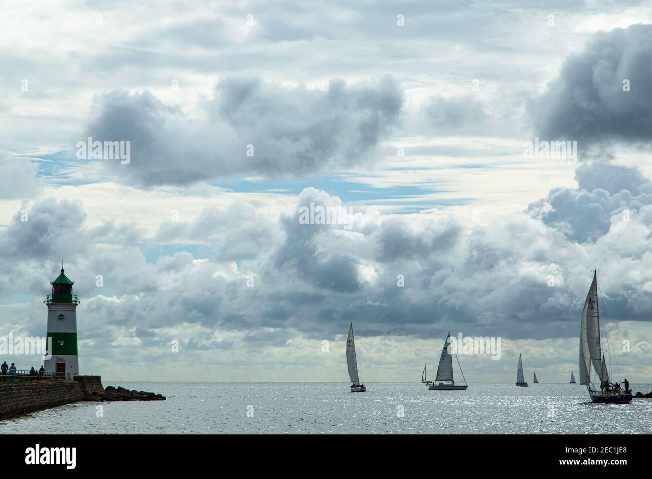 Segelboote, Leuchtturm, Schleifjord, Fjord, Wasser, Ostsee, Schlei, Schleimünde, Wolken, Tourismusregion, Wasserspiegelung,Wolkenverhangener Himmel, Norddeutschland Stockfoto