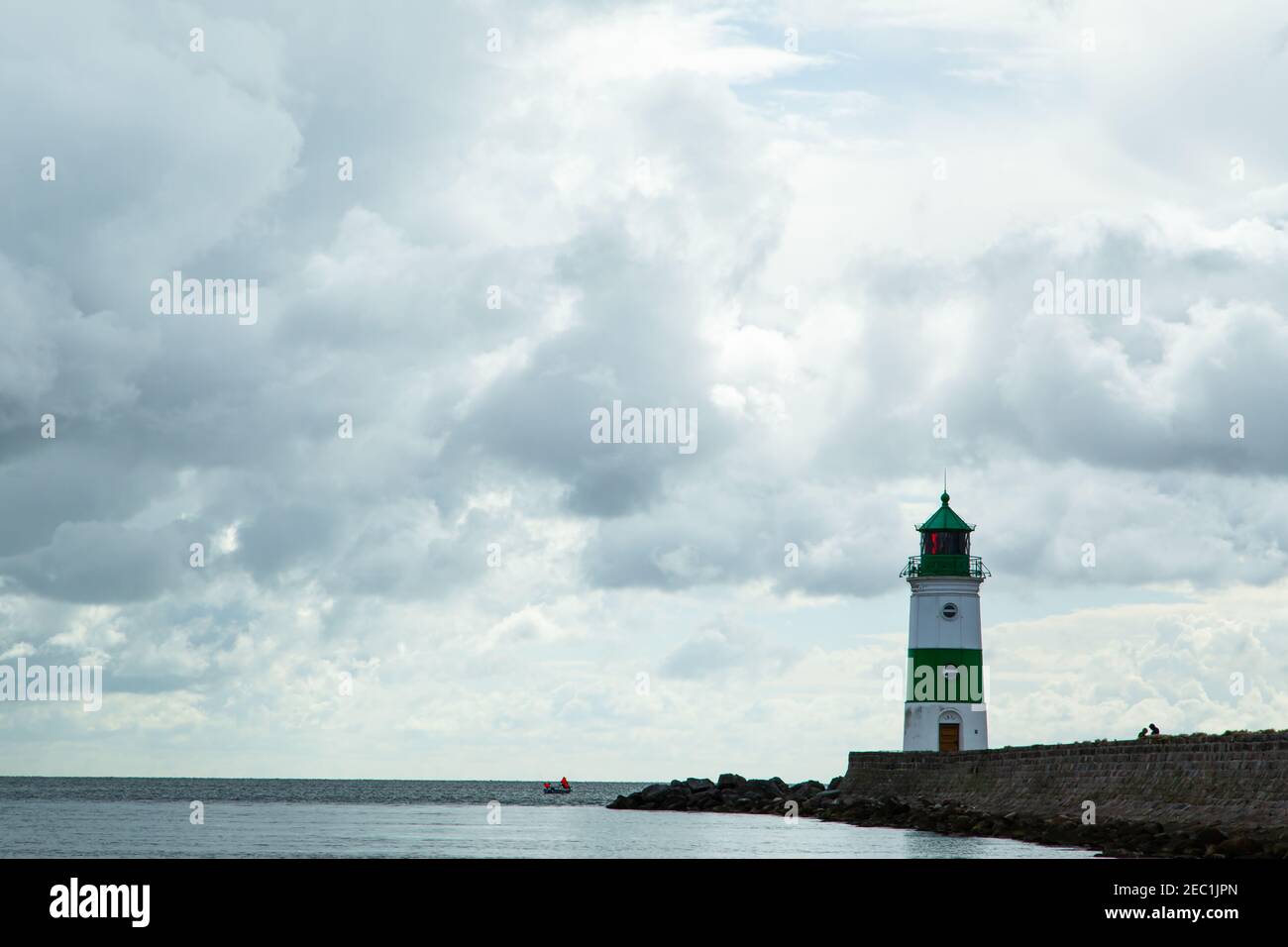 Segelboote, Leuchtturm, Schleifjord, Fjord, Wasser, Ostsee, Schlei, Schleimünde, Wolken, Tourismusregion, Wasserspiegelung,Wolkenverhangener Himmel, Norddeutschland Stockfoto