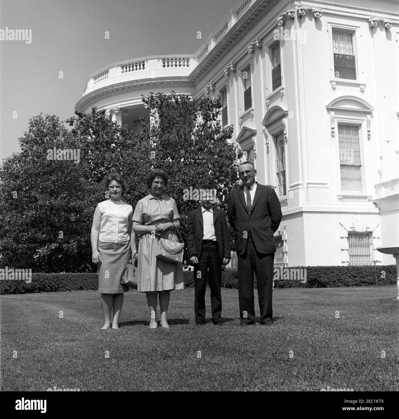 Präsident Assistent John J. McNally mit Herrn u0026 Frau Gerald Norton u0026 Familie. Besucher aus Webster, Massachusetts, stehen während eines Besuchs im Weißen Haus auf dem East Wing Lawn. Von links nach rechts: Kathleen Norton, Marion Norton, Laurence Norton und Gerald Norton. Washington, D.C. Stockfoto