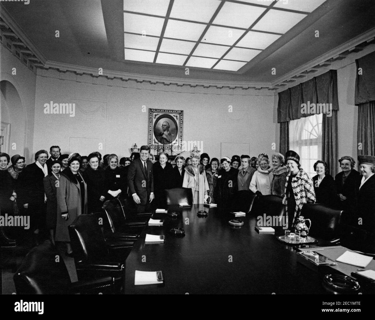 Besuch der Mitglieder des Nationalen Rates der Katholischen Frauen, 12:45pm. Präsident John F. Kennedy (links in der Mitte stehend) besucht Mitglieder des Nationalen Rates der Katholischen Frauen im Kabinettsaal des Weißen Hauses, Washington, D.C. Stockfoto