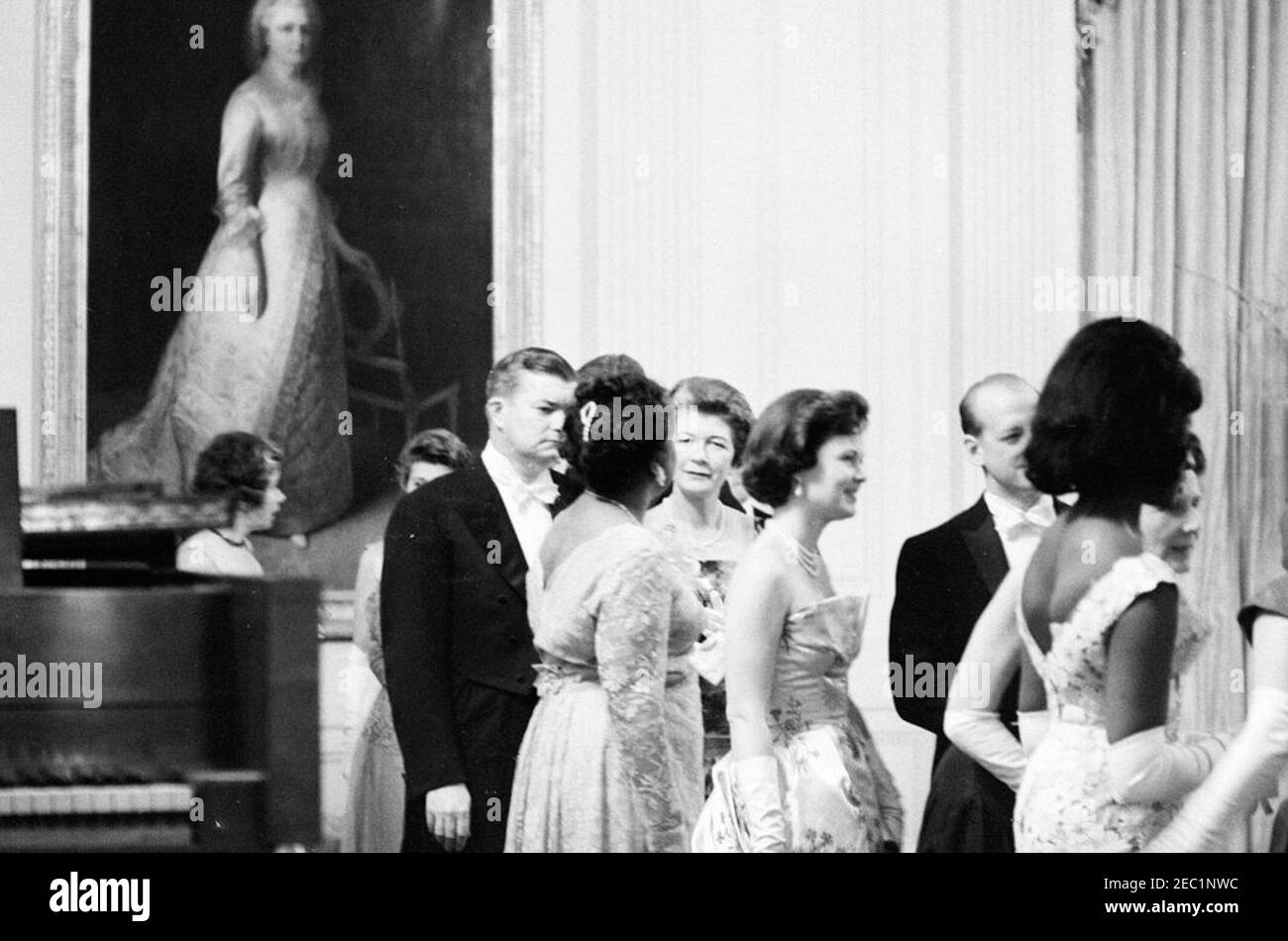 Abendessen zu Ehren von Vizepräsident Lyndon B. Johnson (LBJ), Sprecher des Hauses John W. McCormack, u0026 Chief Justice Earl Warren, 8:00pm Uhr. Die Mezzosopranistin Grace Bumbry (ganz rechts, im Profil) steht mit Gästen im East Room nach ihrem Auftritt bei einem Dinner zu Ehren von Vizepräsident Johnson, dem Sprecher des Repräsentantenhauses John W. McCormack und dem Obersten Gerichtshof Earl Warren. Dr. Rosa Gragg, Präsidentin des Nationalen Vereins der farbigen Womenu0027s Clubs (vierter von links mit Rücken zur Kamera), steht mit anderen Gästen in der Empfangslinie. Weißes Hou Stockfoto