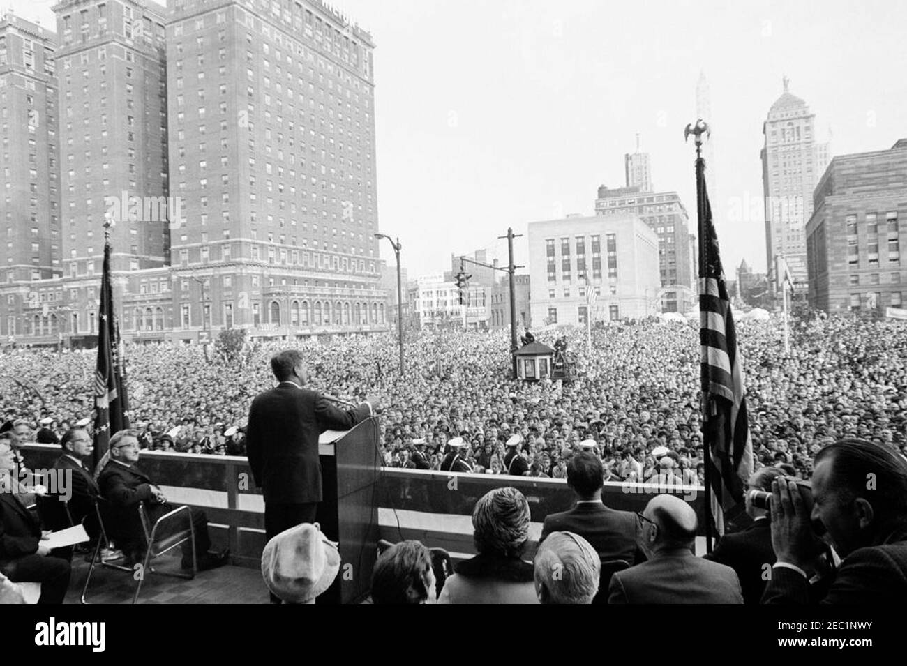Wahlkampfreise im Kongress: Buffalo, New York, Kundgebung. Präsident John F. Kennedy (am Rednerpult) hält während der Feierlichkeiten zum General Pulaski Memorial Day in Buffalo, New York, Bemerkungen; Präsident Kennedy reiste im Rahmen einer Wahlkampfreise des Kongresses nach Buffalo. Auf der Bühne sitzend: Repräsentant Thaddeus J. Dulski (New York); Präsident der zentralpolnischen Organisationen, Henry Osinski. Stockfoto