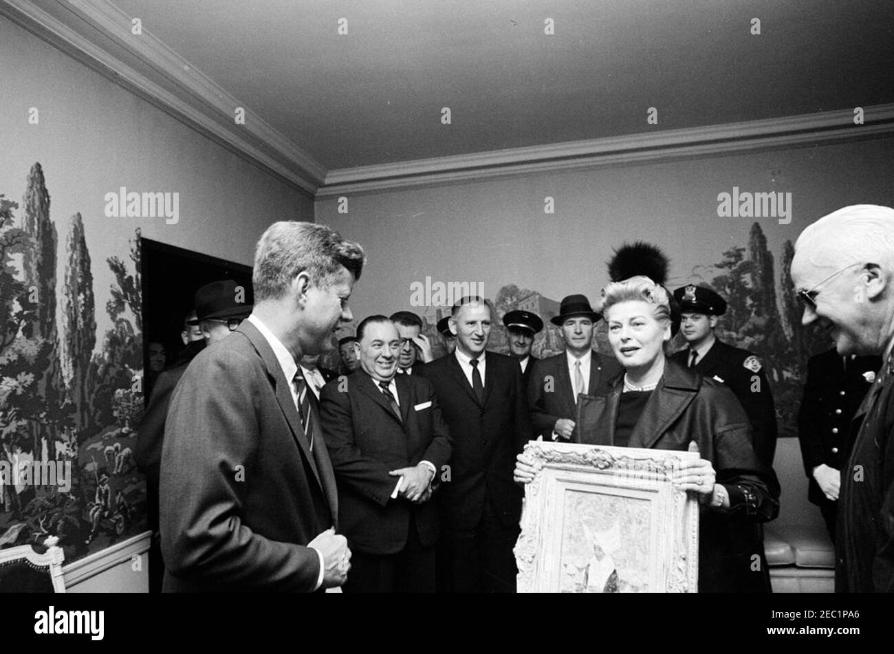 Kongreßkampagne Reise: Chicago, Illinois, Präsentation eines John Morris Gemäldes für Mrs. Kennedy. Präsident John F. Kennedy erhält ein Gemälde von John Morris im Sheraton Blackstone Hotel in Chicago, Illinois; Jeanne Barrett (rechts) präsentierte das Gemälde als Geschenk für First Lady Jacqueline Kennedy. Ebenfalls im Bild: Bürgermeister von Chicago, Richard J. Daley; Repräsentant Sidney R. Yates (Illinois); Sonderassistenten des Präsidenten, Kenneth P. Ou2019Donnell, Larry Ou2019Brien und Dave Powers. [Siehe auch MO 63,440, u201cNun mit Schule Childrenu201d] Stockfoto