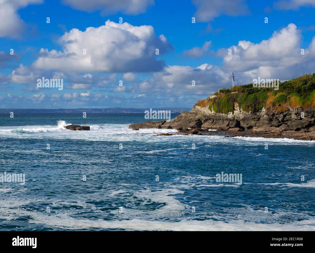 Porthleven, Cornwall. Klippen auf der Westseite des malerischen Fischerdorfes. Einer der am besten angesehenen Surfspots in Großbritannien. Stockfoto