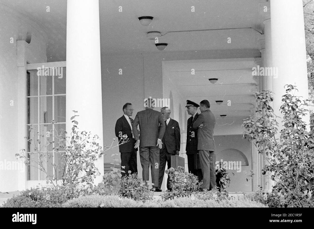 Treffen des Exekutivkomitees des Nationalen Sicherheitsrats (EXCOMM), 10:10am Uhr. Präsident John F. Kennedy (zurück zur Kamera) spricht mit Mitgliedern des Exekutivkomitees des Nationalen Sicherheitsrates (EXCOMM) in der West-Flügel-Kolonnade vor dem Oval Office, White House, Washington, D.C. (L-R) Sonderassistent des Präsidenten für nationale Sicherheit McGeorge Bundy, Präsident Kennedy, Stellvertretender Verteidigungsminister für internationale Sicherheitsangelegenheiten Paul Nitze, Vorsitzender des Generalstabschefs Maxwell D. Taylor und Verteidigungsminister Robert S. McNamara. Der Präsident traf sich mit memb Stockfoto