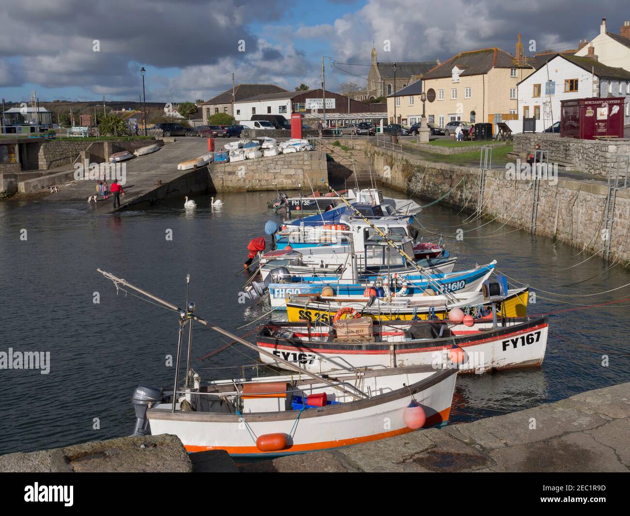 Der innere Hafen von Porthleven, Cornwall. Erbaut im Jahr 1858 zum Schutz von Fischerbooten bei Stürmen Stockfoto