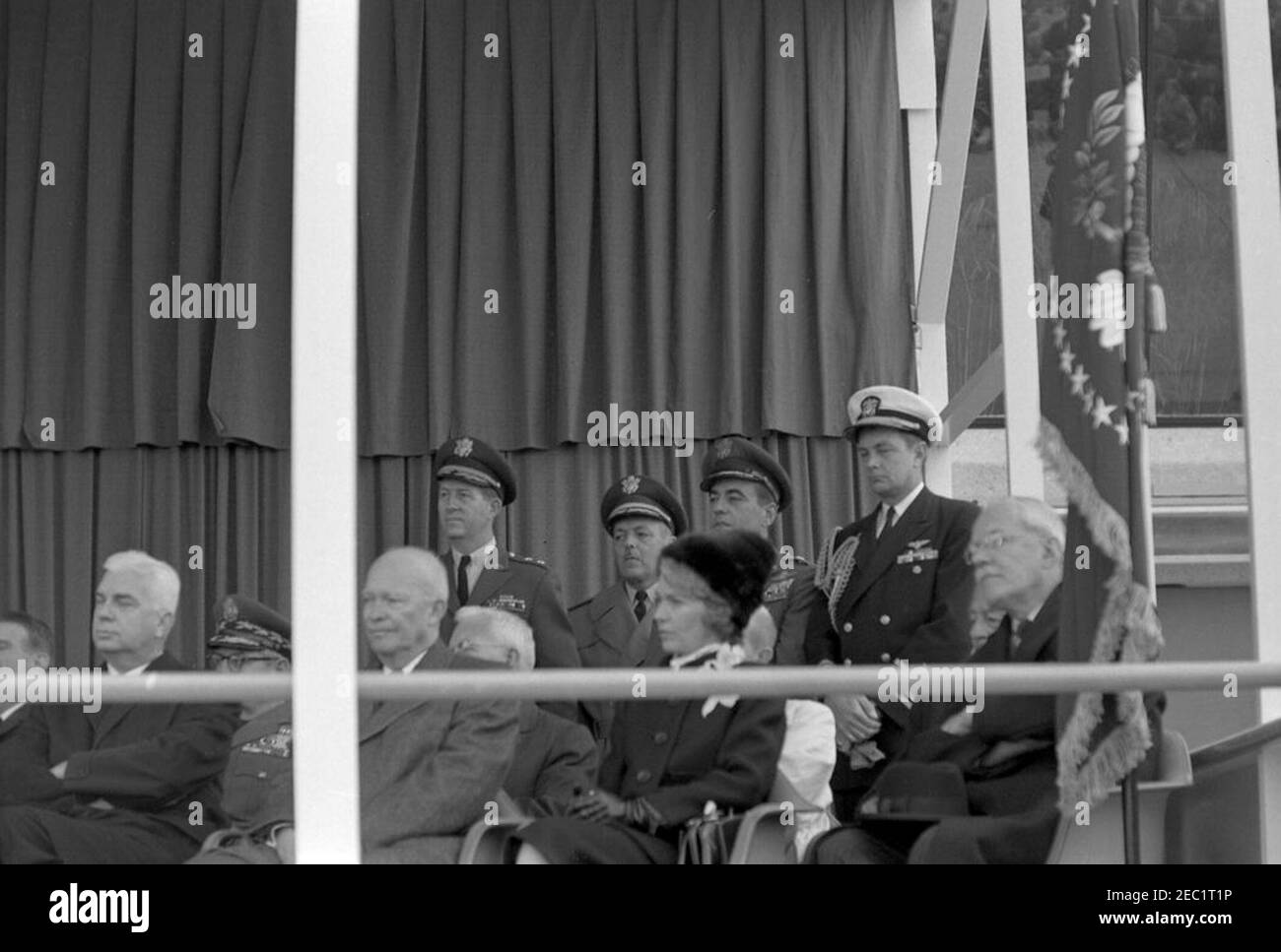 Dedication Ceremonies, Dulles International Airport, 11:12am Uhr. Der ehemalige Präsident, General Dwight D. Eisenhower (Mitte links), und andere nehmen an der Einweihungszeremonie für den internationalen Flughafen Dulles Teil, benannt nach dem verstorbenen Außenminister John Foster Dulles. Auf speakersu2019 Plattform (L-R) sitzend: Repräsentant Oren Harris von Arkansas (meist versteckt am Rand des Rahmens); Gouverneur von Virginia, Albertis S. Harrison, Jr.; Stabschef der United States Air Force, General Curtis E. LeMay (hinten, teilweise versteckt); General Eisenhower; Direktor der Central Intelligence Agency (CIA), John Stockfoto