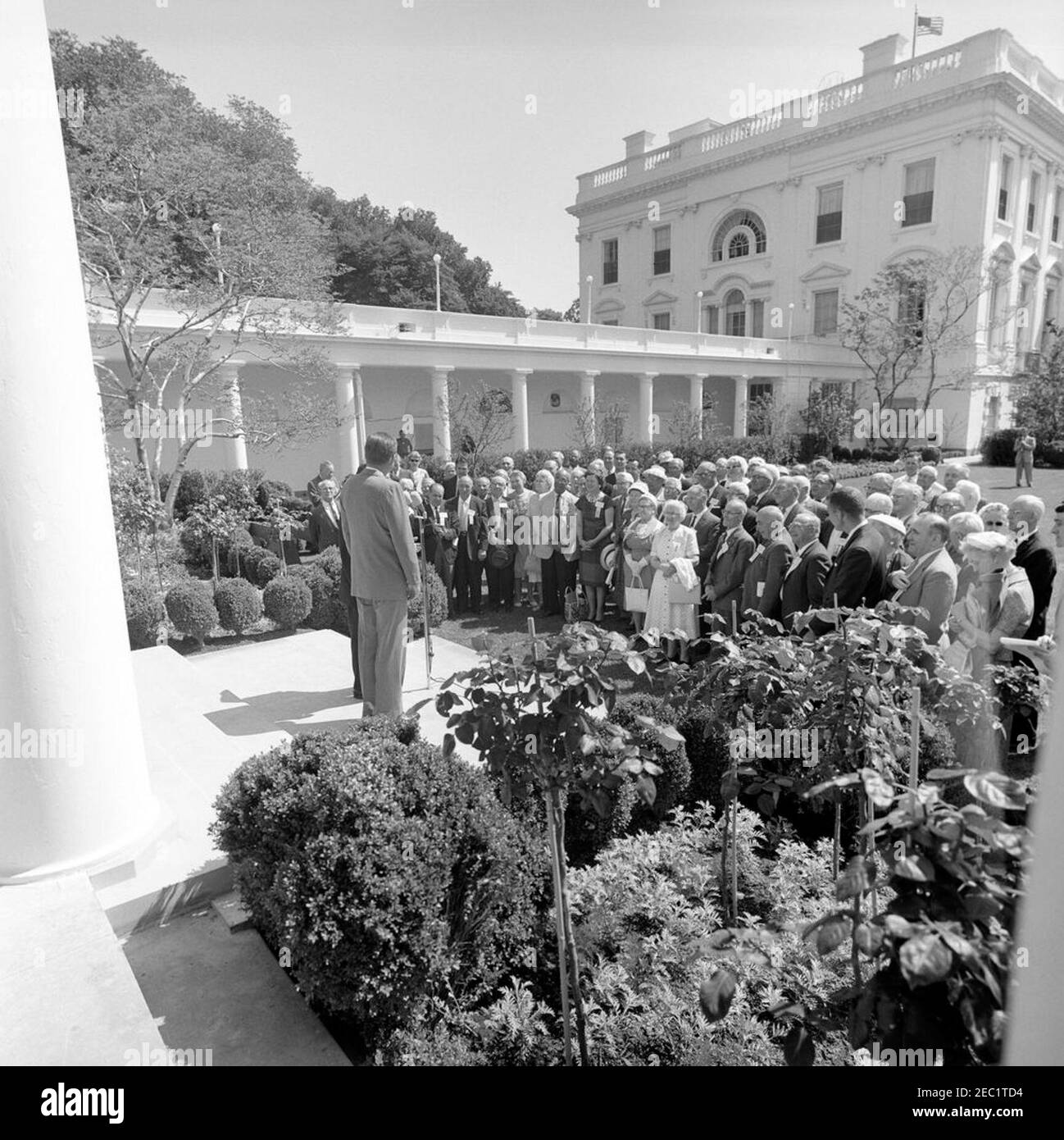 Besuch der Vertreter des Nationalrats der Senioren im Rosengarten, 10:37am Uhr. Präsident John F. Kennedy besucht mit Vertretern des Nationalrats der Senioren im Rosengarten. Auch abgebildet: Annie Butler von Pawtucket, Rhode Island; Mrs. Harold Hancock von Detroit, Michigan; Bessie Gottlieb von Wilmette, Illinois; White House Secret Service Agent, Ron Pontius. White House, Washington, D.C. [Foto von Harold Sellers] Stockfoto