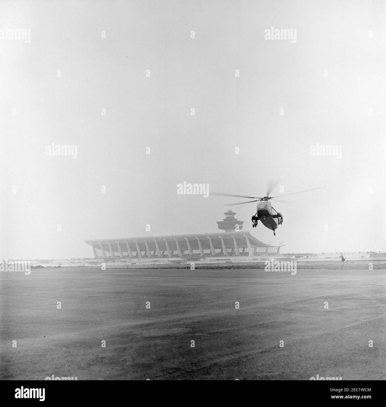 Dedication Ceremonies, Dulles International Airport, 11:12am Uhr. Blick auf einen Hubschrauber der United States Army am Dulles International Airport in Chantilly, Virginia; Präsident John F. Kennedy reiste nach Chantilly, um an den Einweihungszeremonien für den Flughafen teilzunehmen, der nach dem verstorbenen Außenminister John Foster Dulles benannt wurde. Stockfoto
