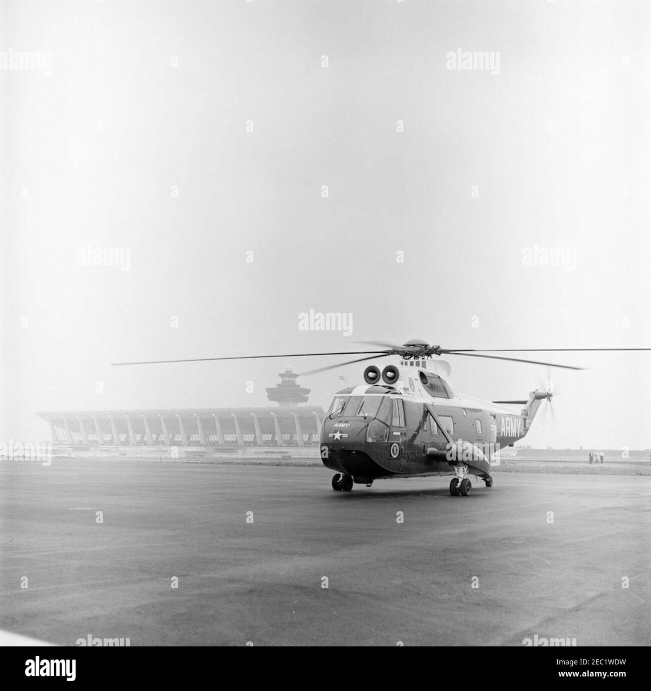 Dedication Ceremonies, Dulles International Airport, 11:12am Uhr. Blick auf einen Hubschrauber der United States Army am Dulles International Airport in Chantilly, Virginia; Präsident John F. Kennedy reiste nach Chantilly, um an den Einweihungszeremonien für den Flughafen teilzunehmen, der nach dem verstorbenen Außenminister John Foster Dulles benannt wurde. Stockfoto