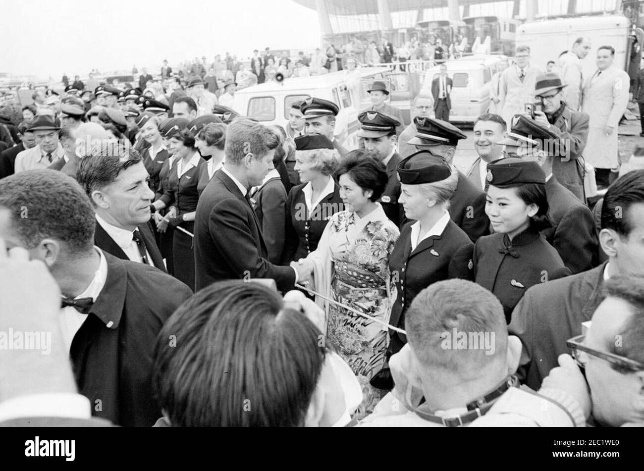 Dedication Ceremonies, Dulles International Airport, 11:12am Uhr. Präsident John F. Kennedy (Mitte links) und ehemaliger Präsident, General Dwight D. Eisenhower (links, meist versteckt), begrüßen die Teilnehmer der Einweihungszeremonie für den internationalen Flughafen Dulles, benannt nach dem verstorbenen Außenminister John Foster Dulles. Ebenfalls im Bild: Administrator der Federal Aviation Agency (FAA), Najeeb Halaby; Geheimagenten des Weißen Hauses, Stu Stout und Ron Pontius. Chantilly, Virginia. Stockfoto