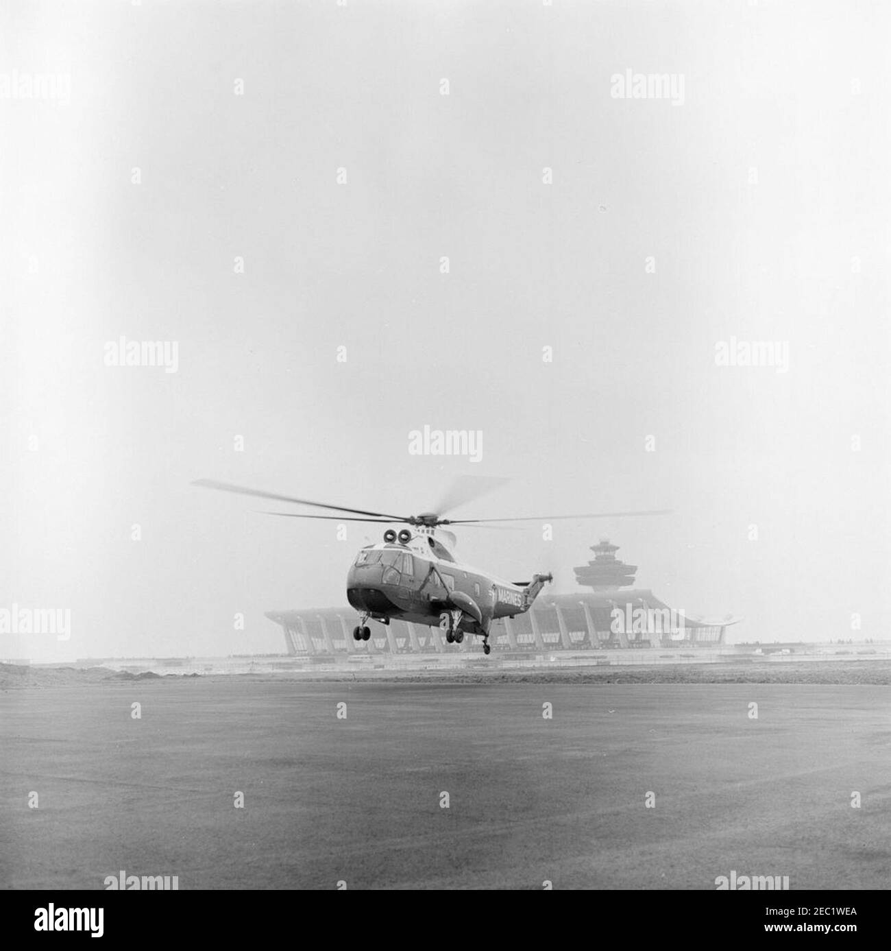 Dedication Ceremonies, Dulles International Airport, 11:12am Uhr. Ansicht eines Hubschraubers der United States Marines am Dulles International Airport in Chantilly, Virginia; Präsident John F. Kennedy reiste nach Chantilly, um an den Einweihungszeremonien für den Flughafen teilzunehmen, der nach dem verstorbenen Außenminister John Foster Dulles benannt wurde. Stockfoto