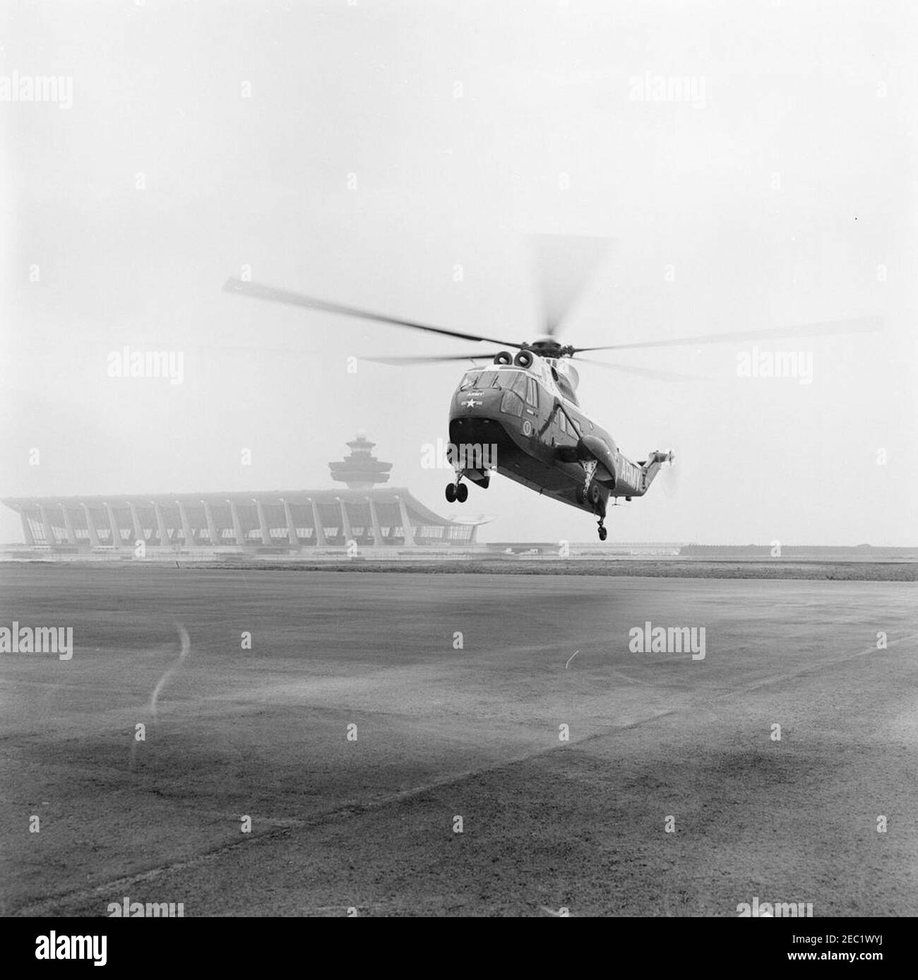 Dedication Ceremonies, Dulles International Airport, 11:12am Uhr. Blick auf einen Hubschrauber der United States Army am Dulles International Airport in Chantilly, Virginia; Präsident John F. Kennedy reiste nach Chantilly, um an den Einweihungszeremonien für den Flughafen teilzunehmen, der nach dem verstorbenen Außenminister John Foster Dulles benannt wurde. [Flecken auf dem Bild sind dem Negativen Original.] Stockfoto