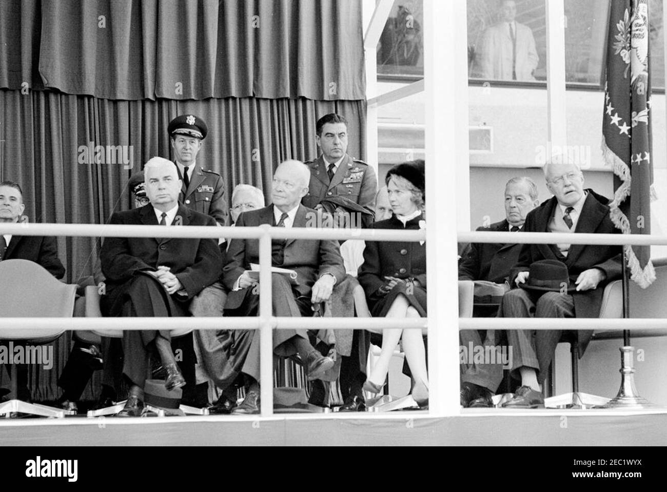 Dedication Ceremonies, Dulles International Airport, 11:12am Uhr. Der ehemalige Präsident, General Dwight D. Eisenhower, nimmt an der Einweihungszeremonie für den internationalen Flughafen Dulles Teil, benannt nach dem verstorbenen Staatssekretär John Foster Dulles. Von links nach rechts: Repräsentant Oren Harris von Arkansas (hinten); Gouverneur von Virginia, Albertis S. Harrison, Jr.; Stabschef der United States Air Force, General Curtis E. LeMay (hinten, meist versteckt); Militärhilfe an den Präsidenten, General Chester V. Clifton (stehend); Direktor der Central Intelligence Agency (CIA), John McCone (hinten, partiall Stockfoto