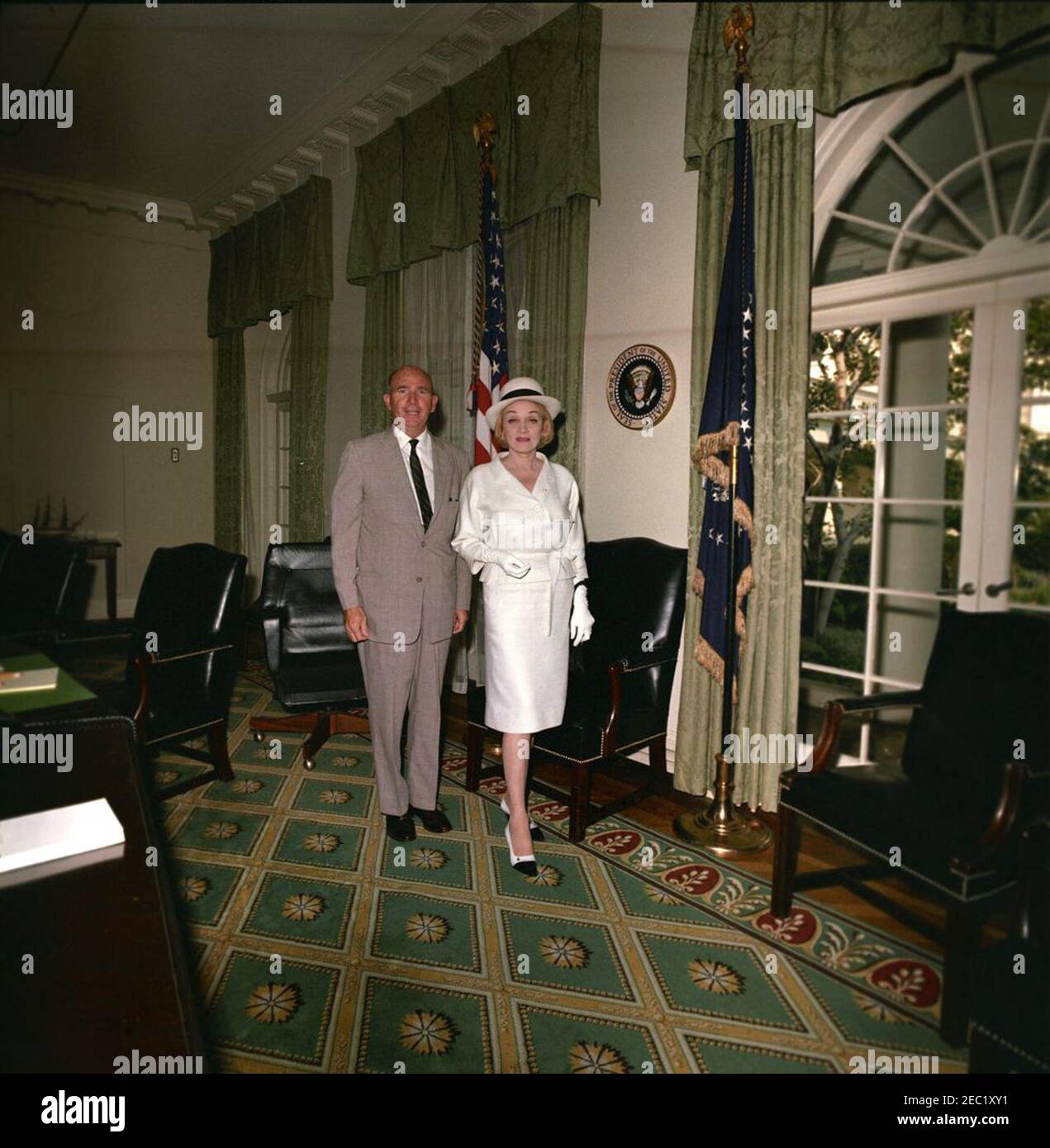 Präsidentenassistent David F. macht mit Marlene Dietrich. Sonderassistent des Präsidenten Dave Powers (links) steht bei ihrem Besuch im Weißen Haus mit der Schauspielerin und Sängerin Marlene Dietrich im Kabinettsaal. Washington, D.C. Stockfoto