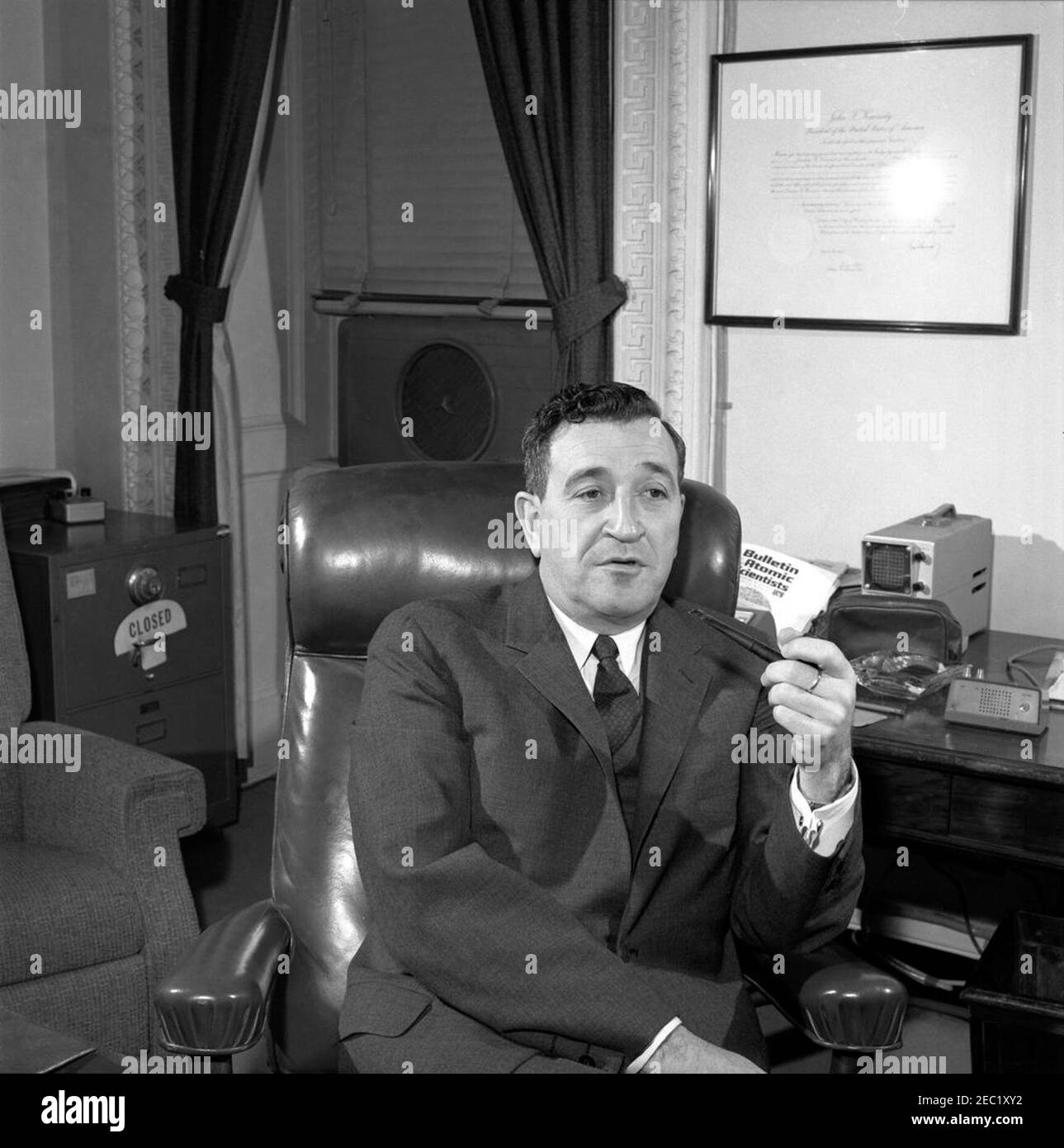 Jerome B. Wiesner, Wissenschaftsberater von Präsident Kennedy. In seinem Büro sitzt der Sonderassistent des Präsidenten für Wissenschaft und Technologie, Dr. Jerome B. Wiesner. Washington, D.C. Stockfoto