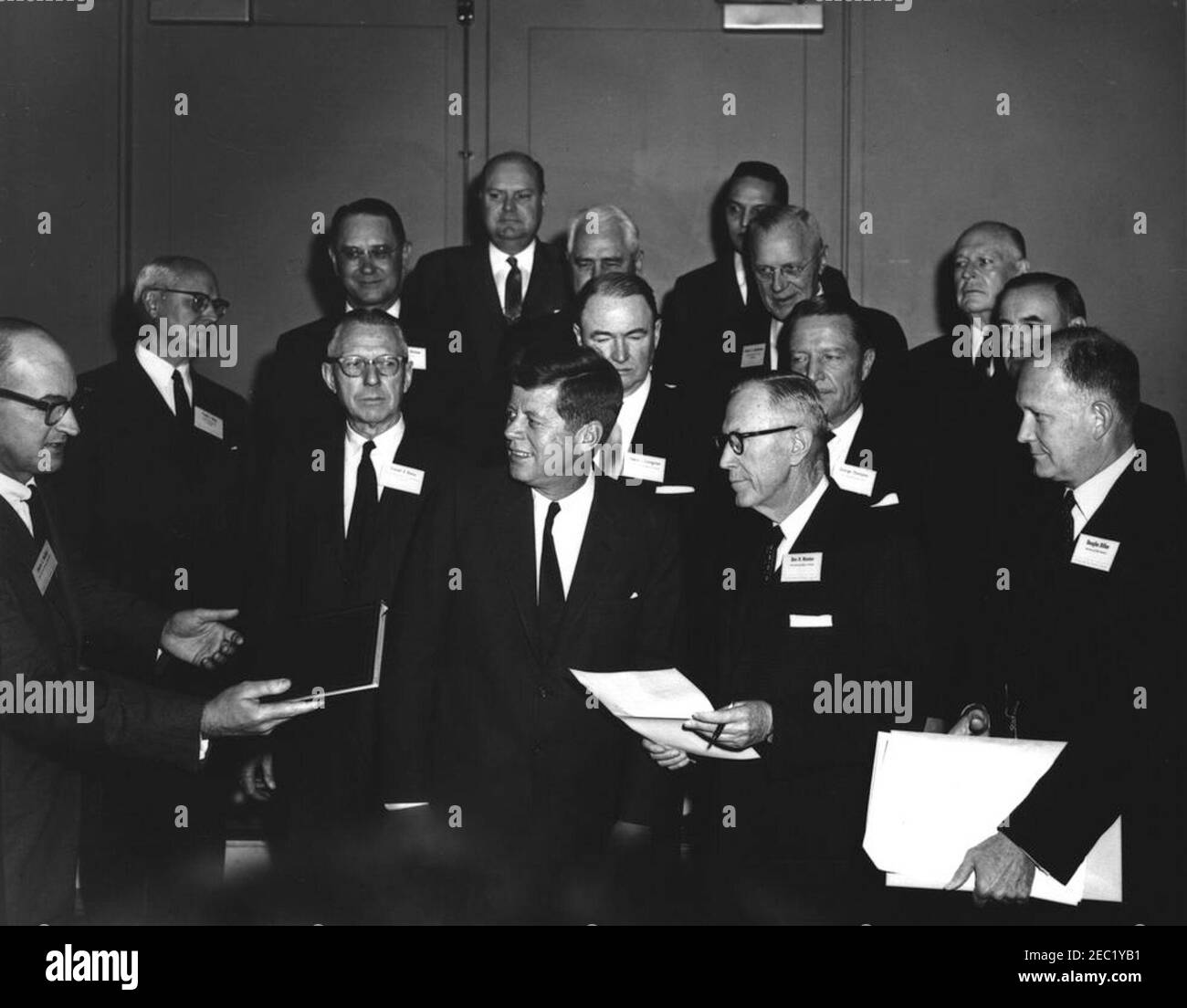 Ansprache zum Symposium über Wirtschaftswachstum, 9:53am Uhr. Präsident John F. Kennedy besucht mit Teilnehmern des American Bankers Association (ABA) Symposium on Economic Growth. Erste Reihe (L-R): Executive Vice President der ABA, Charls E. Walker (am Rand des Rahmens); Präsident Kennedy; Chairman der First National Bank in Dallas, Ben H. Wooten; Secretary of the Treasury C. Douglas Dillon. Zweite Reihe (L-R): Vorsitzender der City National Bank u0026 Trust Company of Columbus, Ohio, Everett D. Reese; Vorsitzender der First National Bank of Chicago, Homer J. Livingston, Sr.; Vorsitzender von Chase Manh Stockfoto