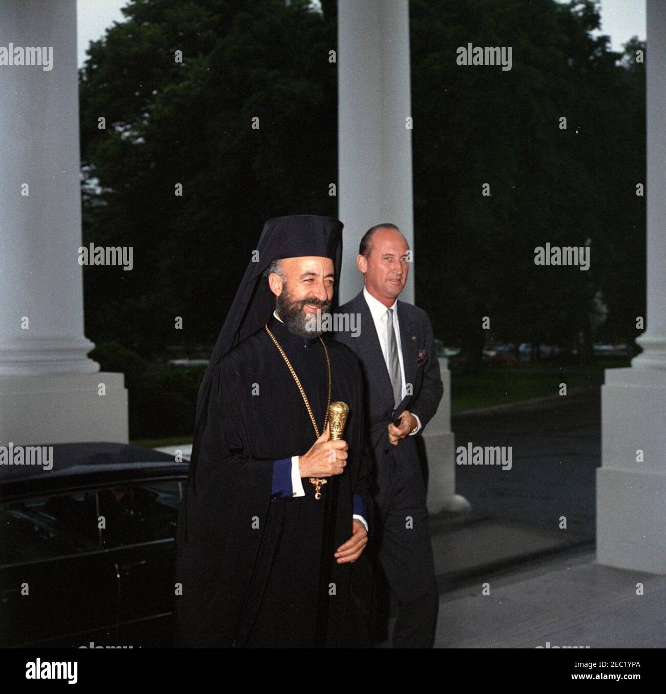 Mittagessen zu Ehren von Erzbischof Makarios III., Präsident von Zypern, 1:00pm Uhr. Der Präsident der Republik Zypern, Erzbischof Makarios III., kommt im Weißen Haus an, um ihm zu Ehren ein Mittagessen zu besuchen. US-Chef des Protokolls, Angier Biddle Duke, geht hinter. North Portico, White House, Washington, D.C. Stockfoto