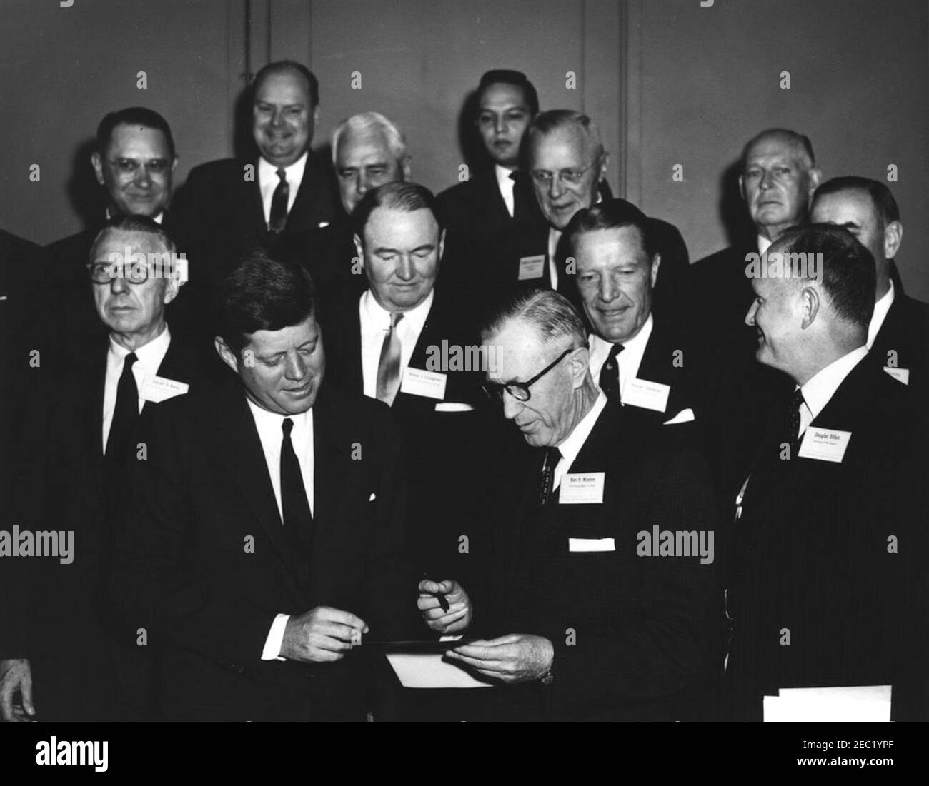 Ansprache zum Symposium über Wirtschaftswachstum, 9:53am Uhr. Präsident John F. Kennedy besucht mit Teilnehmern des American Bankers Association (ABA) Symposium on Economic Growth. Erste Reihe (L-R): Präsident Kennedy; Vorsitzender der Ersten Nationalbank in Dallas, Ben H. Wooten; Finanzminister C. Douglas Dillon. Zweite Reihe (L-R): Vorsitzender der City National Bank u0026 Trust Company of Columbus, Ohio, Everett D. Reese; Vorsitzender der First National Bank of Chicago, Homer J. Livingston, Sr.; Vorsitzender der Chase Manhattan Bank, George Champion; nicht identifiziert (meist versteckt). Andere im Rücken Stockfoto