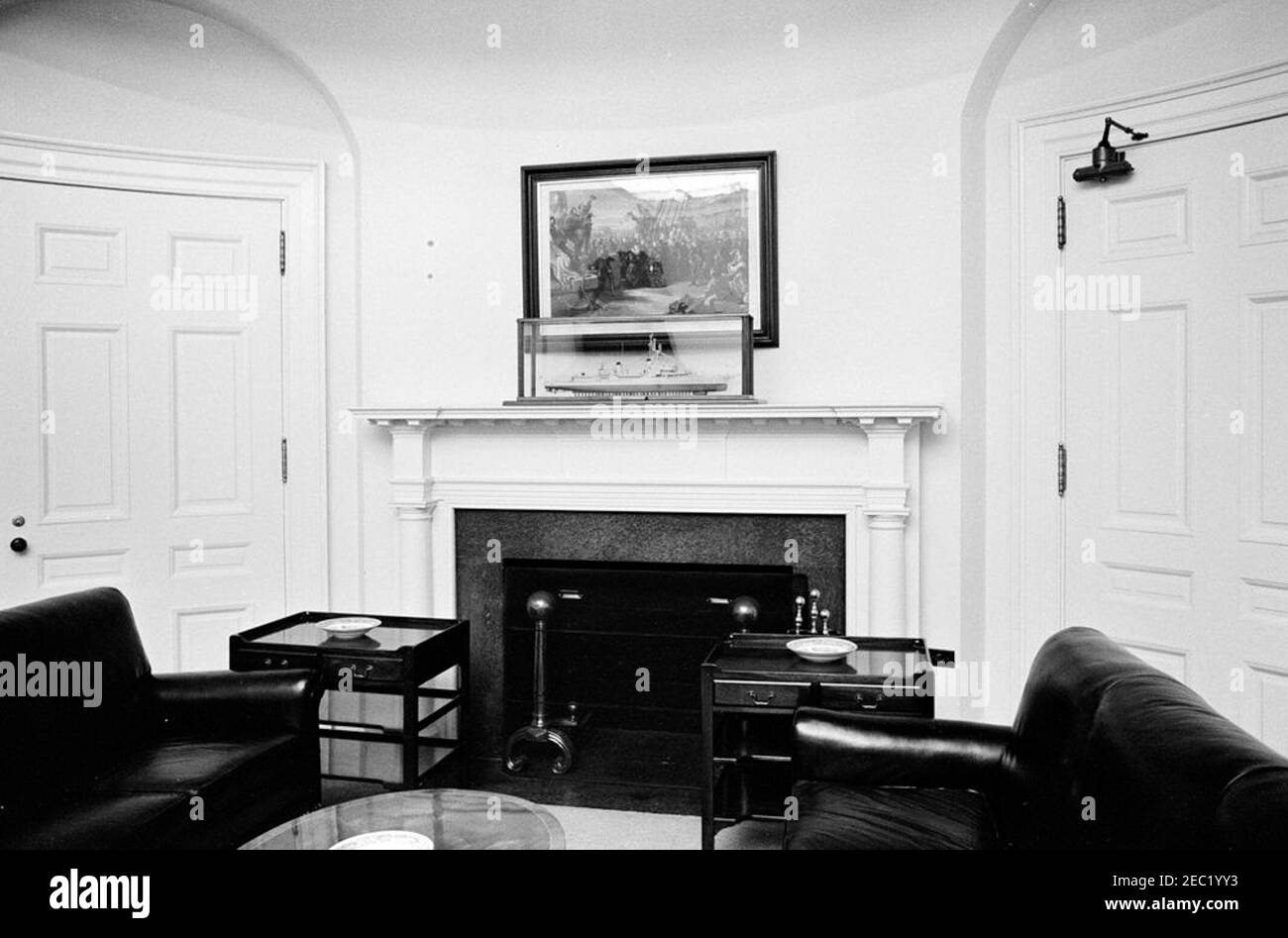 Kaminsims und Kamin im Fischzimmer. Blick auf den Kaminsims und den Kamin im Fischzimmer des Weißen Hauses, Washington, D.C., AUF dem Kaminsims SITZT EIN Schiffsmodell der USS Joseph P. Kennedy, Jr. Stockfoto