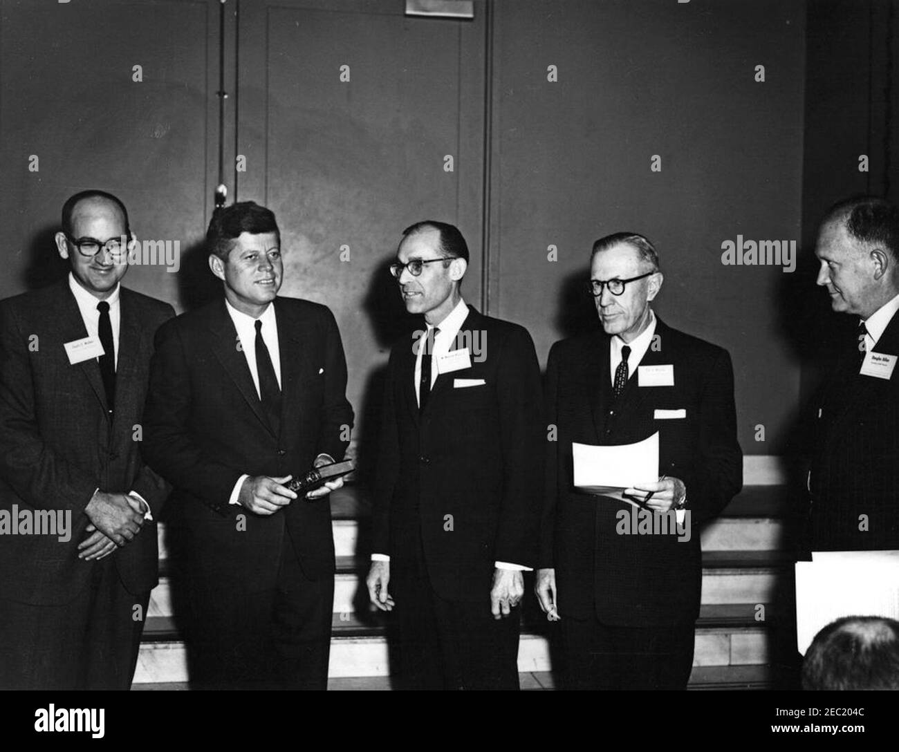 Ansprache zum Symposium über Wirtschaftswachstum, 9:53am Uhr. Präsident John F. Kennedy besucht mit Teilnehmern des American Bankers Association (ABA) Symposium on Economic Growth. Von links nach rechts: Executive Vice President der ABA, Charls E. Walker; President Kennedy; Chairman der First National Bank in Thomson, Georgia, M. Monroe Kimbrel; Chairman der First National Bank in Dallas, Ben H. Wooten; Secretary of the Treasury C. Douglas Dillon. Mayflower Hotel, Washington, D.C. Stockfoto