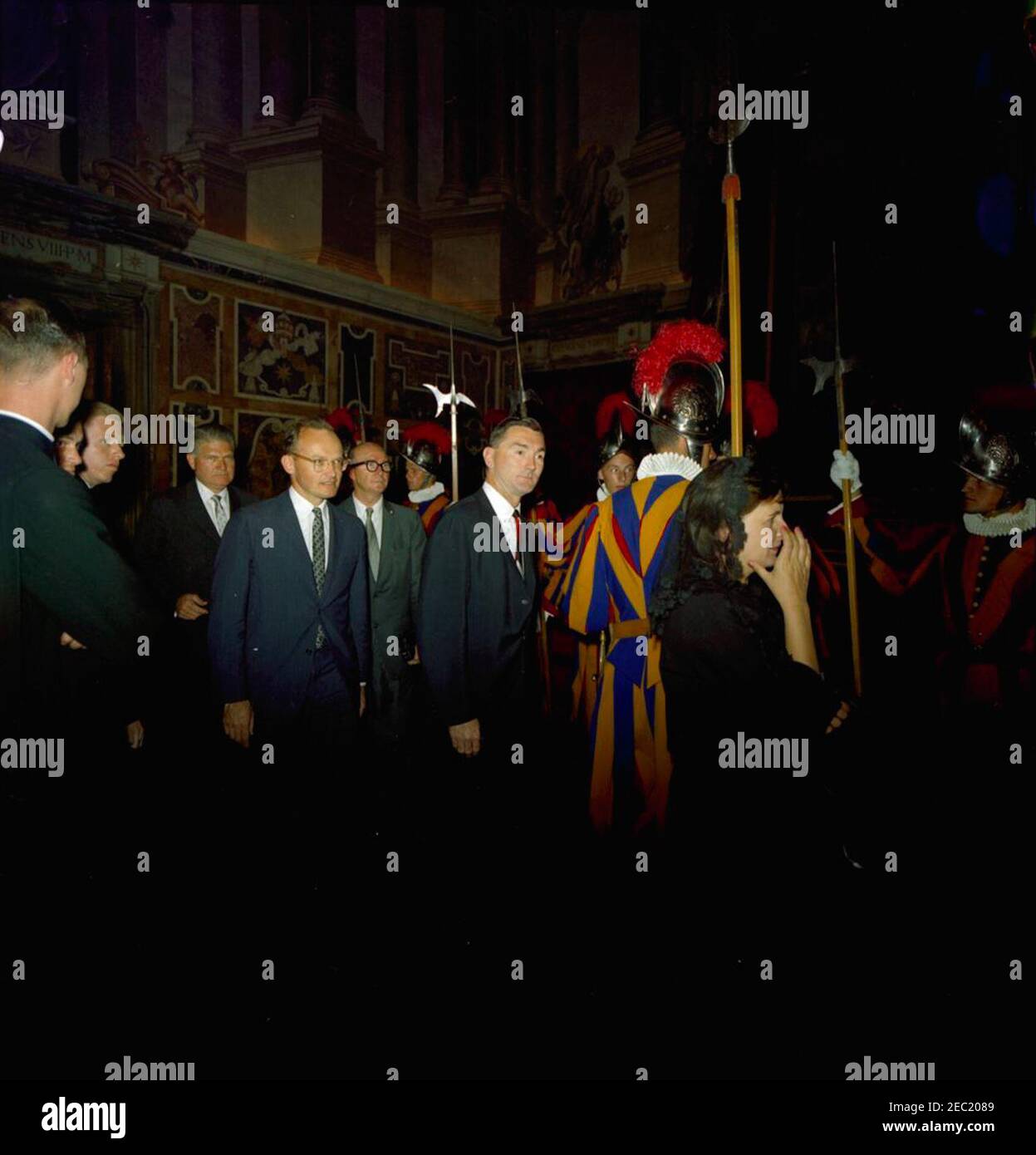 Europareise: Vatikanstadt: Präsident Kennedy im Vatikan. Jean Kennedy Smith, Staatssekretär Dean Rusk, und Pressesekretär Pierre Salinger, 10:00am Uhr. Mitglieder des Präsidenten John F. Kennedyu2019s Party Spaziergang durch Clementine Hall des Apostolischen Palastes während Präsident Kennedyu2019s Besuch im Vatikan zu einem Treffen mit Papst Paul VI. Zu den abgebildeten gehören: Sonderassistent des Präsidenten für nationale Sicherheit, McGeorge Bundy; Sonderassistenten des Präsidenten, Dave Powers und Kenneth P. Ou2019Donnell; Geheimagent des Weißen Hauses, James J. Rowley. Mitglieder der Schweizer Garde o Stockfoto