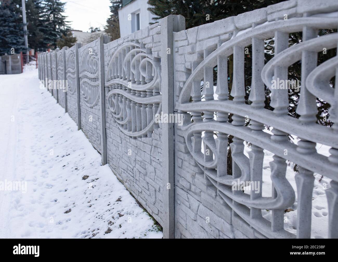 Betonzäune, Baluster und dekorative Elemente. Fragwürdige Ästhetik. Polen. Stockfoto