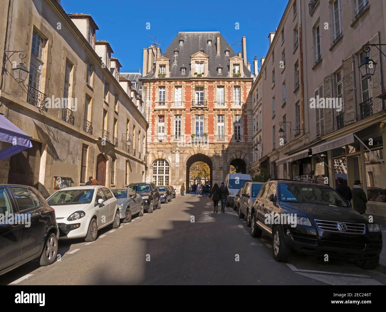 Rue de Birague und der Königspavillon Veranda des historischen Place des Vosges. Stockfoto