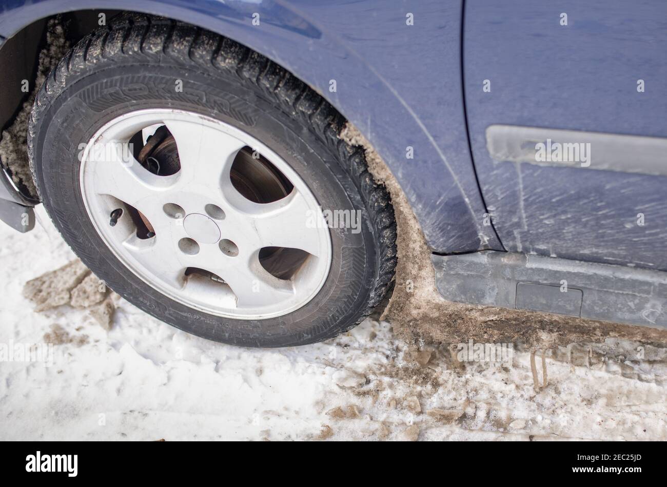 Gefrorene Slush im Radbogen eines Autos Stockfoto
