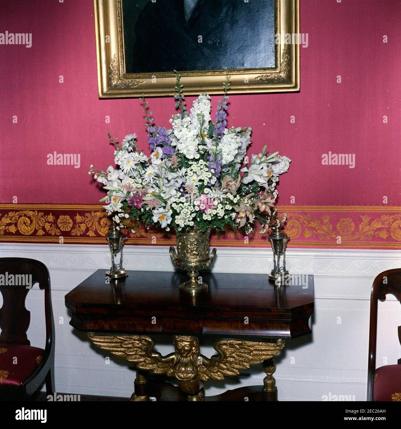 Mittagessen zu Ehren von Roberto F. Chiari, Präsident von Panama, 1:00pm Uhr. Blick auf eine Blumenarrangements im Roten Raum des Weißen Hauses, Washington, D.C., eingerichtet für ein Mittagessen zu Ehren des Präsidenten von Panama, Roberto F. Chiari. Stockfoto