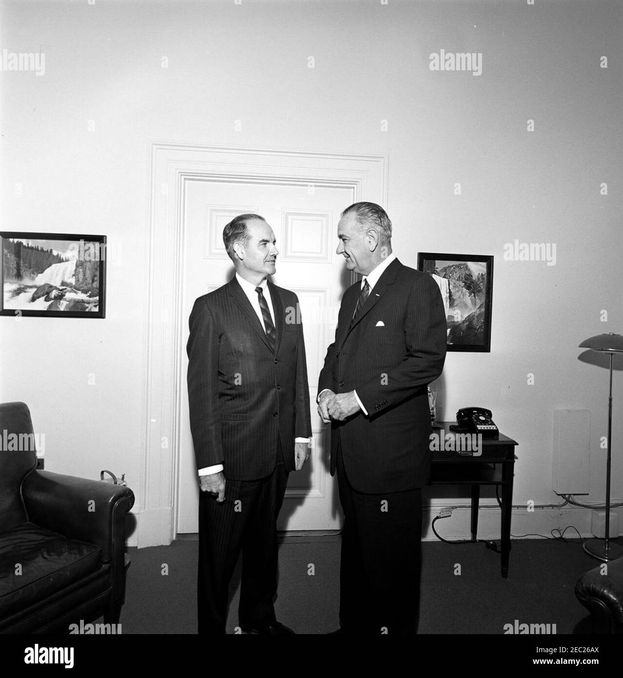 Vizepräsident Lyndon B. Johnson (LBJ) mit Senator Fulbright (Arkansas) u0026 George S. McGovern aus South Dakota im Executive Office Building. Vizepräsident Lyndon B. Johnson besucht den ehemaligen Direktor von Food for Peace, George S. McGovern (links). Executive Office Building, Washington, D.C. Stockfoto