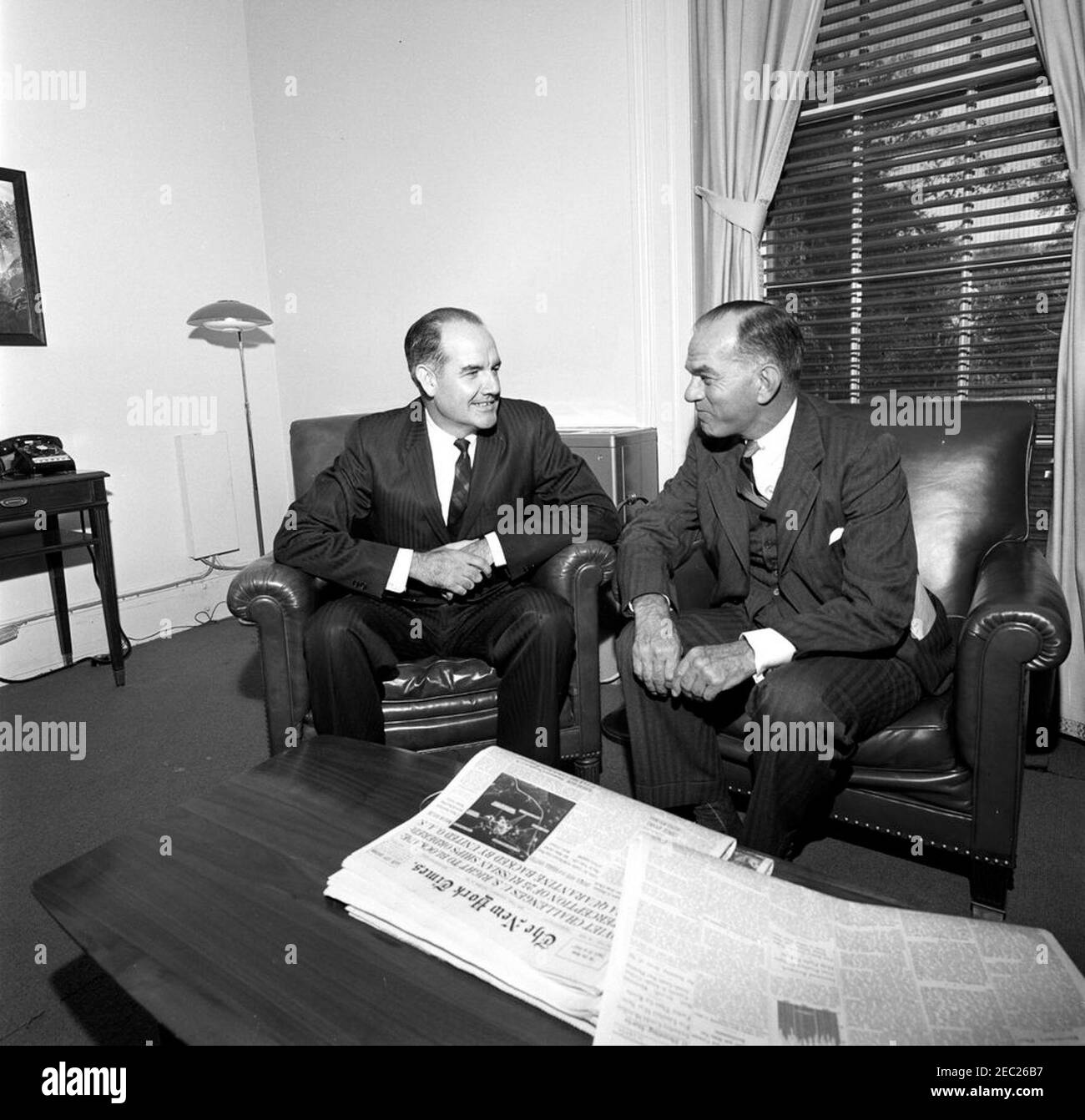 Vizepräsident Lyndon B. Johnson (LBJ) mit Senator Fulbright (Arkansas) u0026 George S. McGovern aus South Dakota im Executive Office Building. Der ehemalige Direktor von Food for Peace, George S. McGovern, besucht Senator J. William Fulbright aus Arkansas (rechts). Executive Office Building, Washington, D.C. Stockfoto