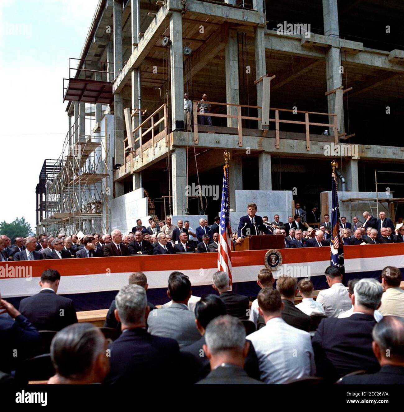 Grundsteinlegung, Bürogebäude Rayburn House, 10:28am Uhr. Präsident John F. Kennedy hält Bemerkungen bei der Grundsteinlegung für das Bürogebäude des Rayburn House, das dem verstorbenen Präsidenten des Repräsentantenhauses, Sam Rayburn, gewidmet ist. Zu den Sitzplätzen gehören: Repräsentant Leslie C. Arends (Illinois); Repräsentant Clarence Cannon (Missouri); Repräsentant Carl Albert (Oklahoma); Oberrichter des Obersten Gerichtshofs, Earl Warren; Repräsentant E. C. u0022Tooku0022 Gathings (Arkansas); Repräsentant Thomas E. Morgan (Pennsylvania); Repräsentant James W. Stockfoto