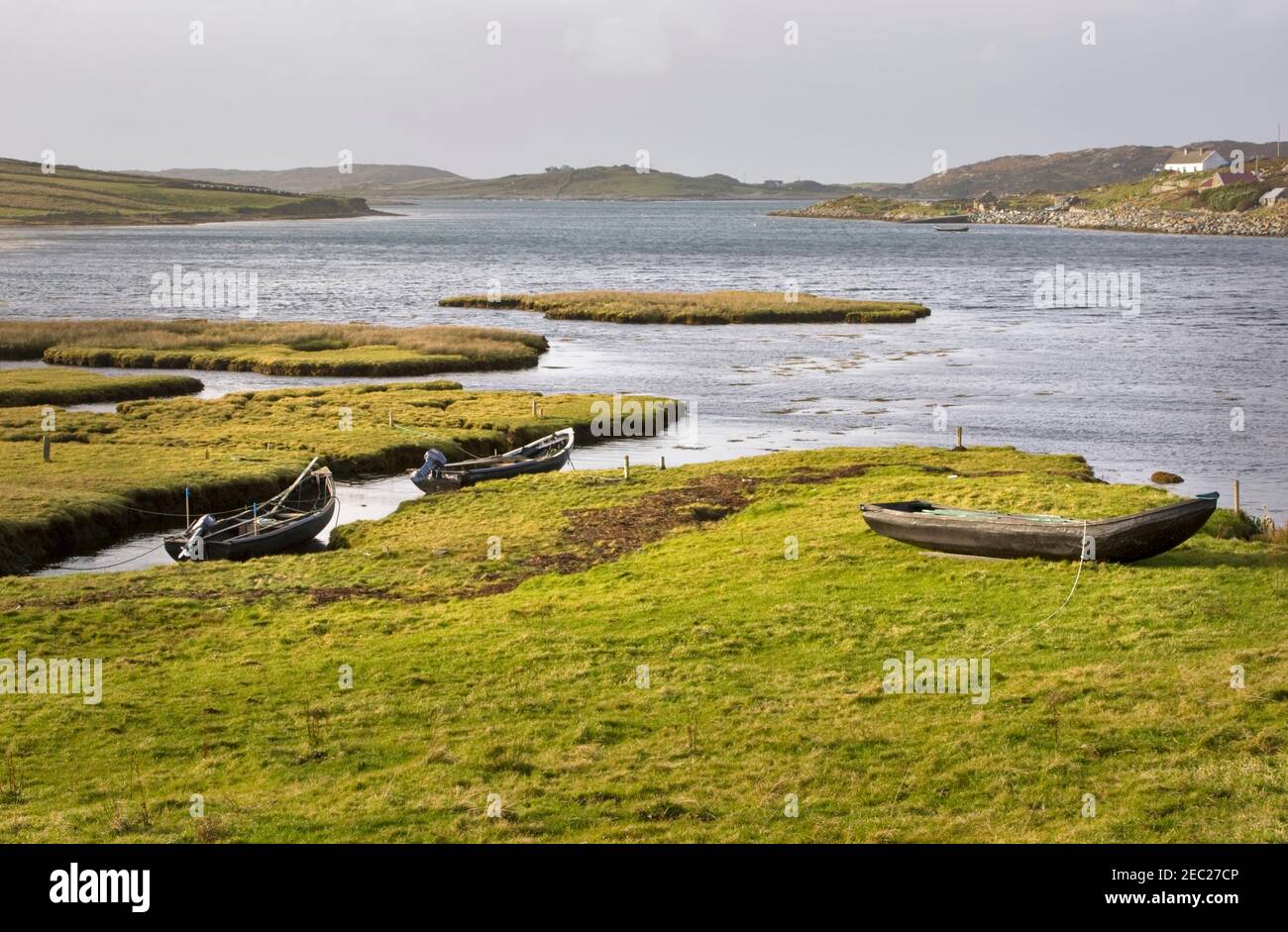 Currachs am Ufer in der Nähe der Sky Road, Connemara, Republik Irland Stockfoto