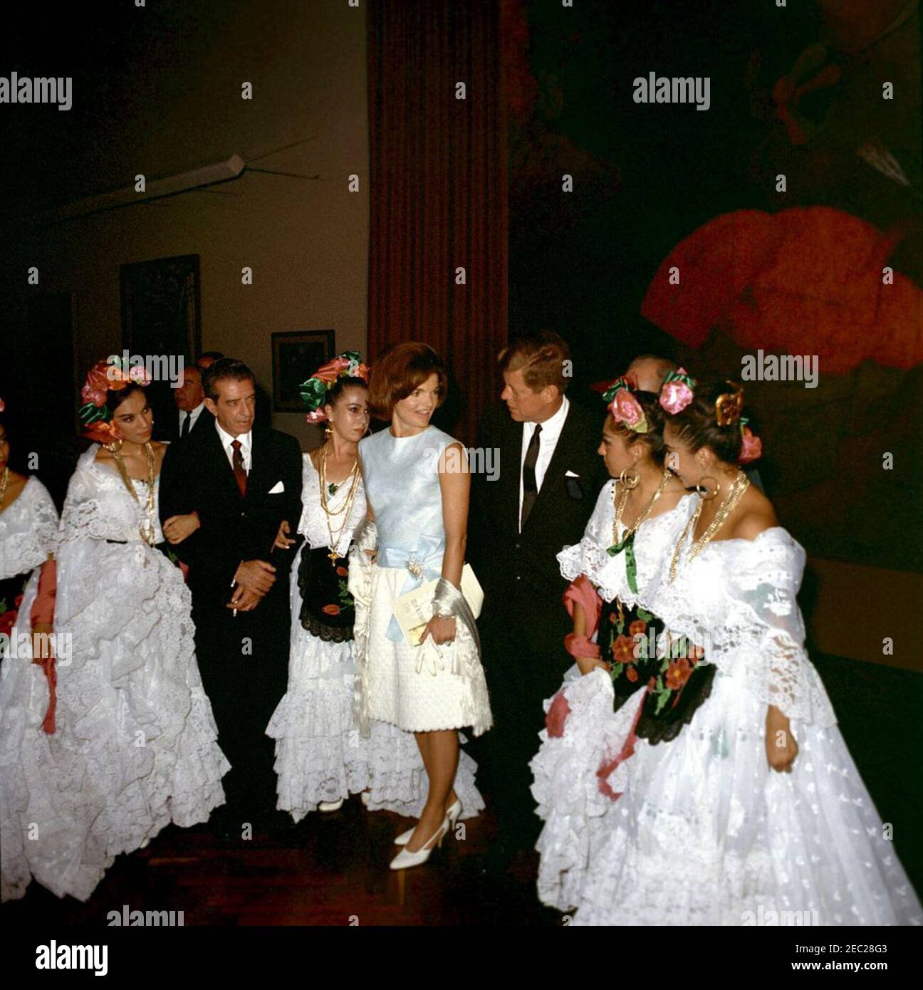 Reise nach Mexiko: Ballet Folklorico Performance am Instituto Nacional de Bellas Artes in Mexiko-Stadt, Mexiko, 8:00pm Uhr. Präsident John F. Kennedy und First Lady Jacqueline Kennedy (Mitte) Besuch mit Ballet Folklorico Tänzern während einer Pause einer Aufführung am Instituto Nacional de Bellas Artes (National Institute of Fine Arts). Präsident von Mexiko, Adolfo Lu00f3pez Mateos, steht links von Frau Kennedy. Mexiko-Stadt, Mexiko. Stockfoto