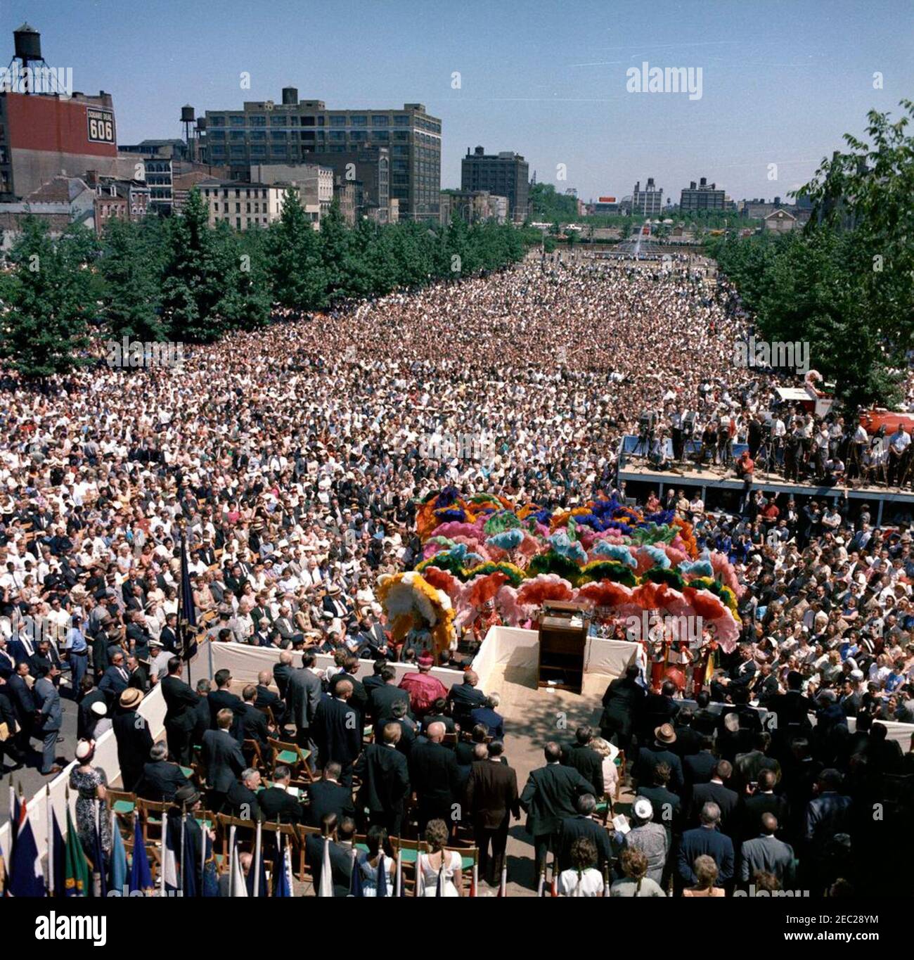 Ansprache in der Independence Hall, Philadelphia, 11:42am Uhr. Blick auf die Menschenmenge vor der Independence Hall in Philadelphia, Pennsylvania, während der Independence Day Celebrations versammelt. Mitglieder der Hegeman String Band, Gewinner der Mummers Parade 1962, spielen vor der Menge rechts. Stockfoto