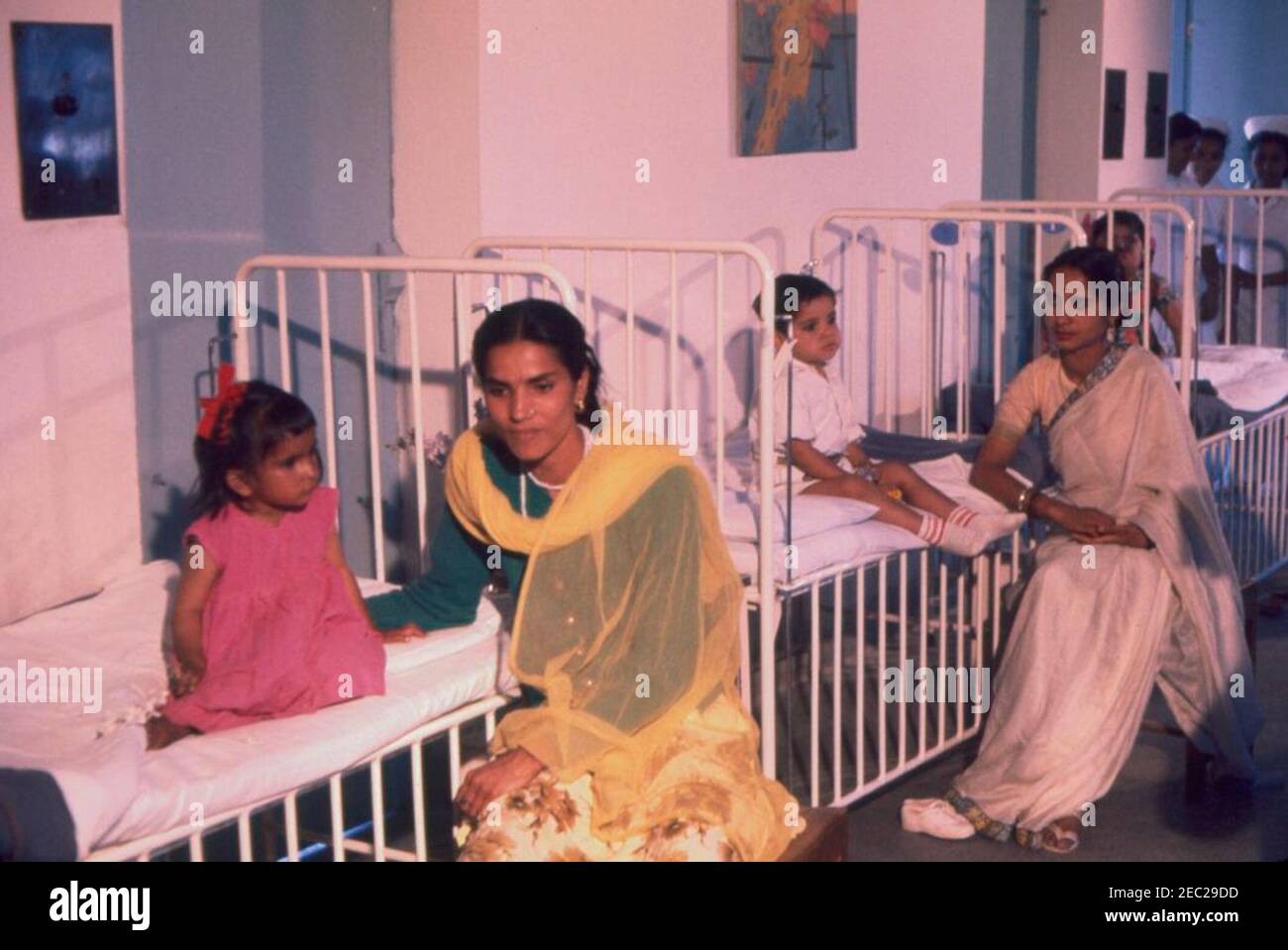First Lady Jacqueline Kennedyu2019s (JBK) Reise nach Indien und Pakistan: Neu Delhi, Delhi, Indien, Besuch in der Krankenstation, All-India Institute of Medical Sciences. Mehrere Frauen und Kinder sitzen in der Abteilung childrenu2019s des All-India Institute of Medical Sciences in New Delhi, Indien, während First Lady Jacqueline Kennedyu2019s Besuch. Stockfoto