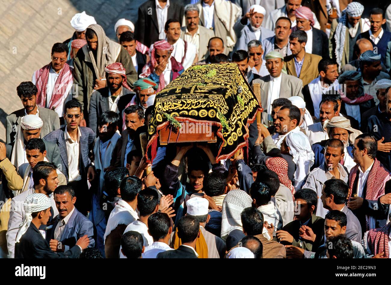 Typische jemenitische Frauen und Männer in der Stadt Sanaa Stockfoto