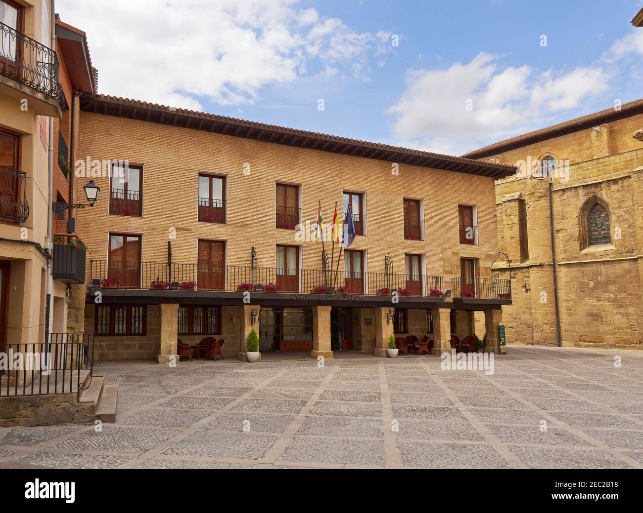 Moderne Fassade des historischen Parador Santo Domingo de la Calzada, La Rioja, Spanien. Das Hotel wurde im 15th Jahrhundert Hospital de Peregrinos erbaut. Stockfoto
