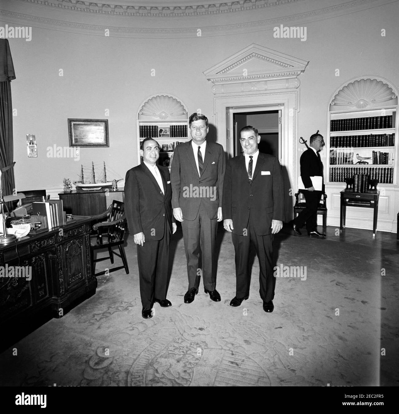 Treffen mit Edward Du2019Gerolamo, Bürgermeister von Kenner (Louisiana), 9:30am Uhr. Präsident John F. Kennedy trifft sich mit dem Bürgermeister von Kenner, Louisiana, Edward J. Du2019Gerolamo (links) und A. J. Benintende von Delta Airlines (rechts). Der Sonderassistent des Präsidenten für Kongressbeziehungen, Lawrence Ou0027Brien, geht im Hintergrund. Oval Office, White House, Washington, D.C. [Makel entlang der rechten Seite des Bildes ist original auf das Negative.] Stockfoto