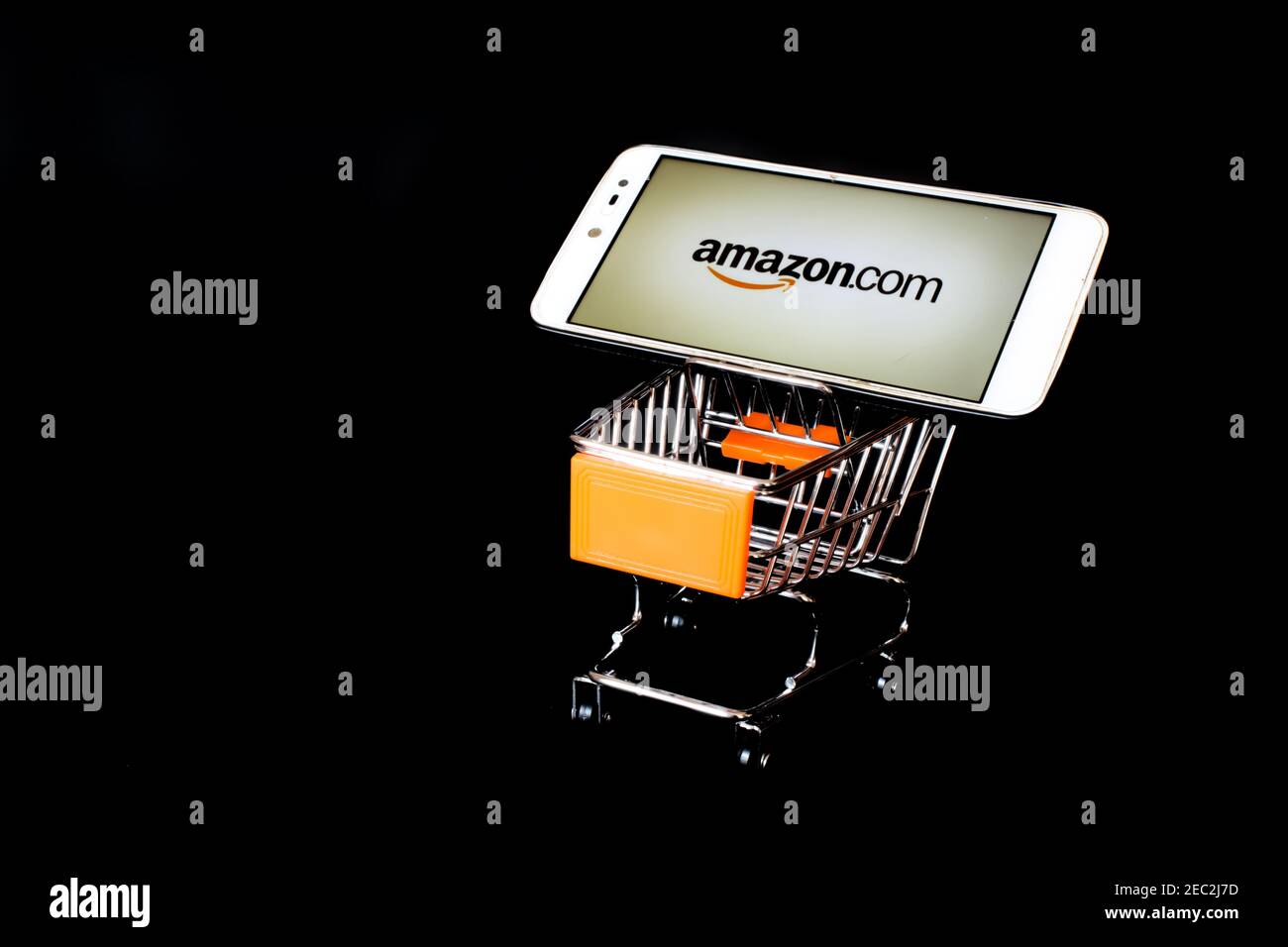 Amazon App-Logo auf dem Smartphone-Bildschirm. Online-Shopping-Konzept, wo Menschen schnell und einfach auf der ganzen Welt einkaufen können. Stockfoto