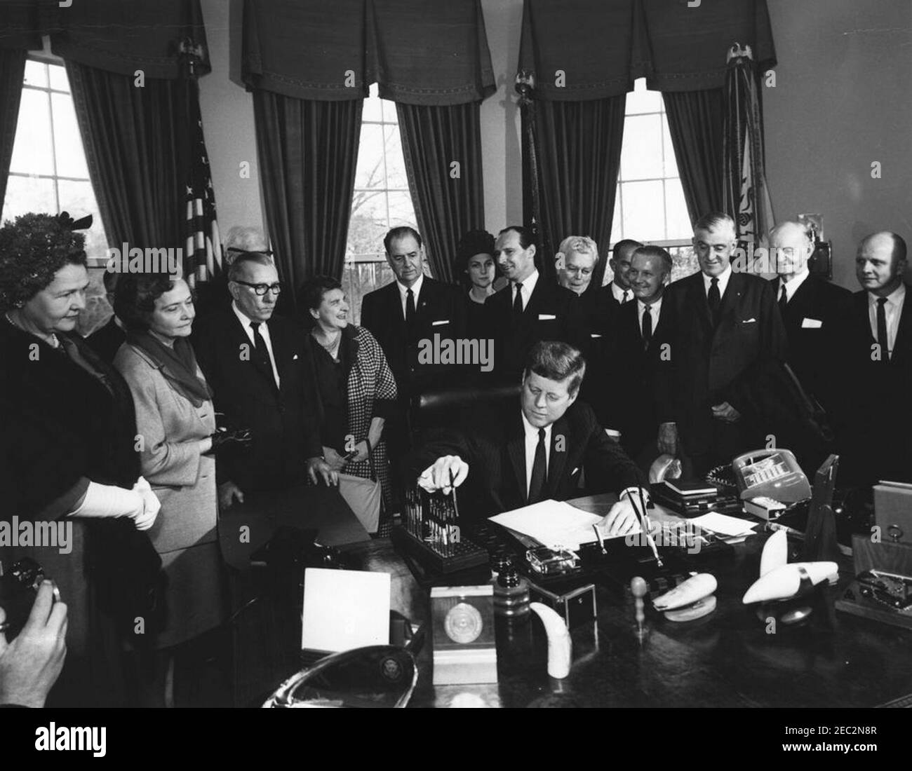 Unterzeichnungszeremonie, Proklamation, die Sir Winston Churchill zum Ehrenbürger der Vereinigten Staaten erklärt, 2:50pm. Präsident John F. Kennedy greift zur Unterzeichnung einer Proklamation, die den ehemaligen britischen Premierminister Sir Winston Churchill zum Ehrenbürger der Vereinigten Staaten erklärt. Blick auf (L-R): Drei nicht identifizierte Personen; Vertreter Frances P. Bolton (Ohio); Senator Olin D. Johnston (South Carolina); Sylvia Thomas Ormsby-Gore, Ehefrau des britischen Botschafters in den Vereinigten Staaten, David Ormsby-Gore; Botschafter Ormsby-Gore; Vertreter Michael A. Feighan (Ohio); Senator J. Stockfoto