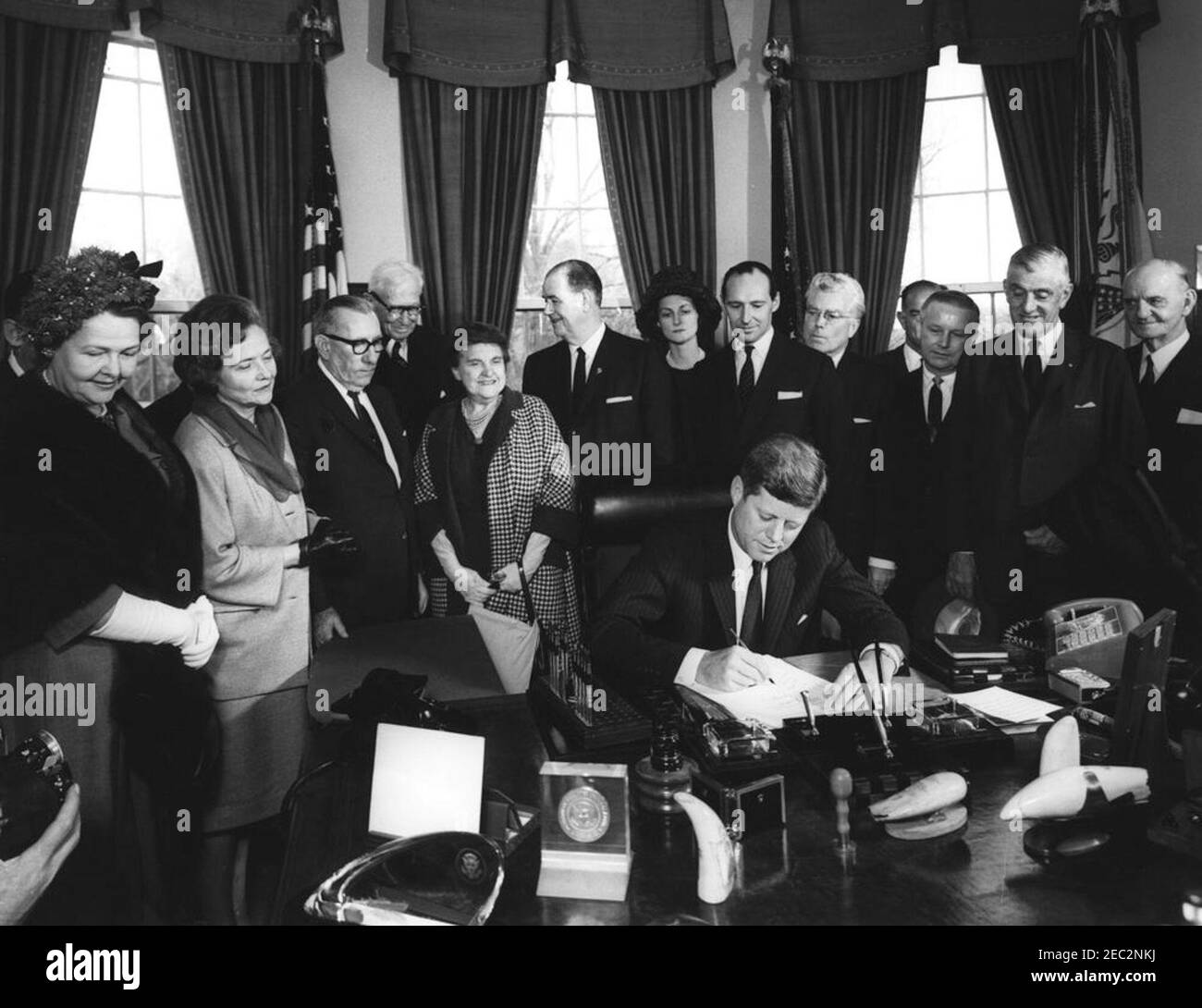 Unterzeichnungszeremonie, Proklamation, die Sir Winston Churchill zum Ehrenbürger der Vereinigten Staaten erklärt, 2:50pm. Präsident John F. Kennedy unterzeichnet eine Proklamation, in der der ehemalige britische Premierminister Sir Winston Churchill zum Ehrenbürger der Vereinigten Staaten erklärt wird. Blick auf (L-R): Drei nicht identifizierte Personen; Finanzier Bernard M. Baruch; Vertreter Frances P. Bolton (Ohio); Senator Olin D. Johnston (South Carolina); Sylvia Thomas Ormsby-Gore, Ehefrau des britischen Botschafters in den Vereinigten Staaten, David Ormsby-Gore; Botschafter Ormsby-Gore; Vertreter Michael A. Feighan (Ohio); Senator J. Stockfoto