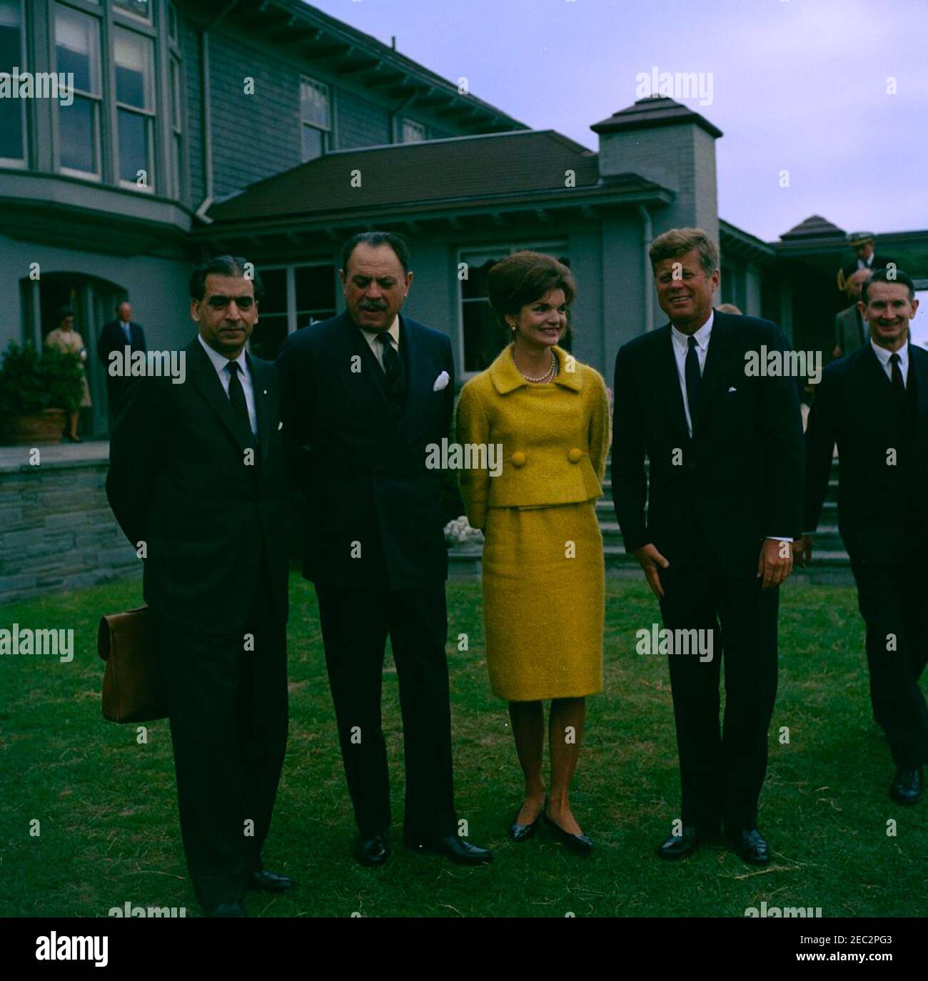 Besuch von Muhammad Ayub Khan, Präsident von Pakistan, Newport, Rhode Island. Präsident John F. Kennedy und First Lady Jacqueline Kennedy besuchen mit Präsident von Pakistan, Muhammad Ayub Khan, die Hammersmith Farm in Newport, Rhode Island. Von links nach rechts (im Vordergrund): Botschafter Pakistans, Aziz Ahmed; Präsident Ayub Khan; Frau Kennedy; Präsident Kennedy; US-Botschafter in Pakistan, Walter P. McConaughy. Ebenfalls abgebildet: US-Chef des Protokolls, Angier Biddle Duke; Naval Aide to President Kennedy, Captain Tazewell T. Shepard, Jr. Stockfoto