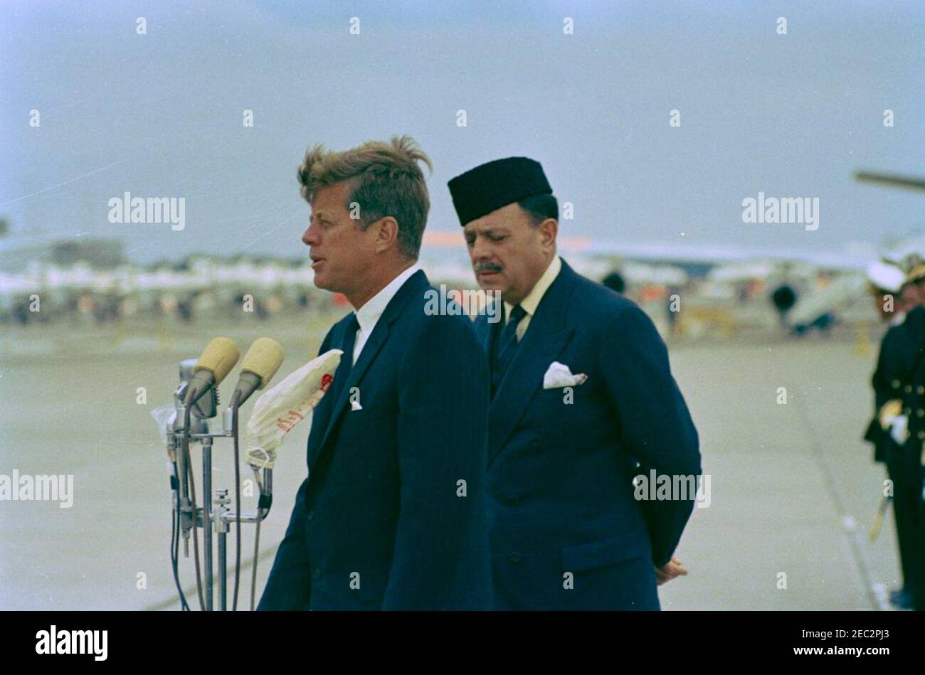 Besuch von Muhammad Ayub Khan, Präsident von Pakistan, Newport, Rhode Island. Präsident John F. Kennedy hält Bemerkungen bei der Ankunft des Präsidenten Pakistans, Muhammad Ayub Khan (Mitte), an der Marinestation Quonset Point. North Kingstown, Rhode Island. [Kratzer auf dem Bild sind original auf das Negative.] Stockfoto