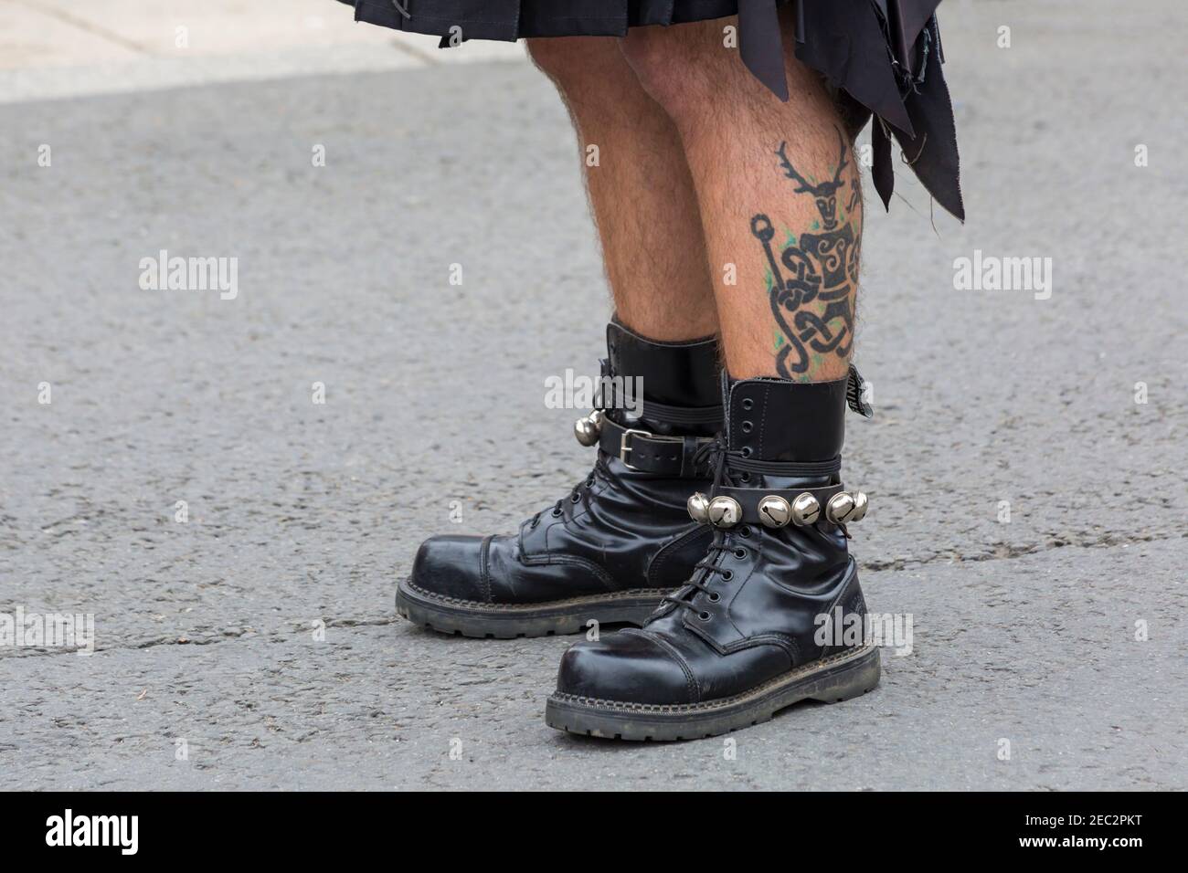 New Rock Stiefel mit Glocken auf und Morris Tänzer Tattoo auf Bein von  Mythago Border morris Tänzer auf Wimborne Folk Festival in Wimborne,  Dorset, UK im Juni Stockfotografie - Alamy